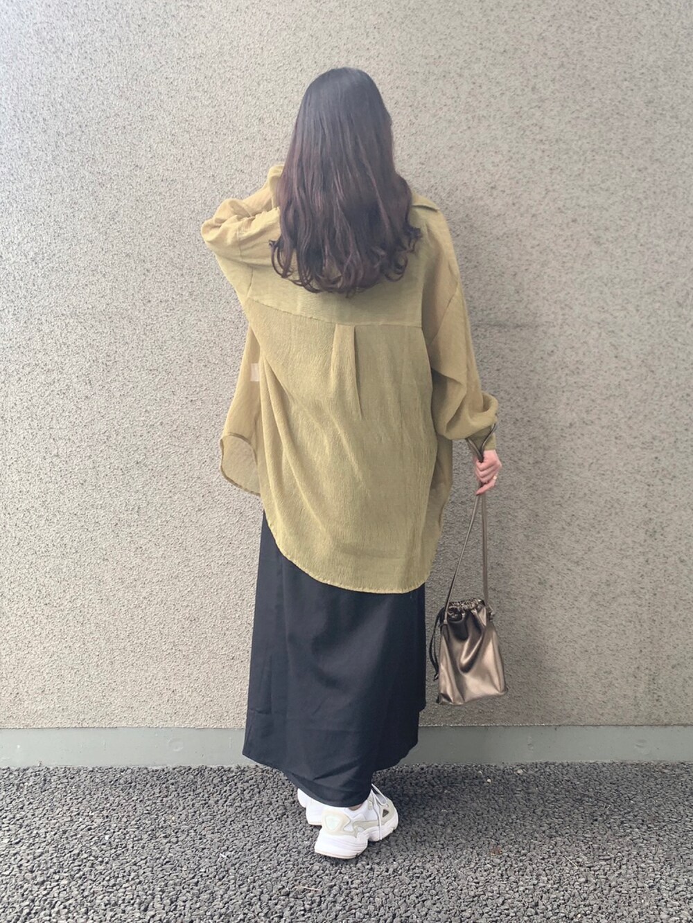 「WAREHOUSE、items、ITEMS URBANRESEARCH、アーバンリサーチ、リネン、ワンピース、シアーシャツ、シャツ、ショルダーバッグ、ヨウリュウ、スニーカー、きれいめカジュアル、大人コーデ」｜「adidasの[ADIDASFLCN W] アディダスオリジナルス（スニーカー、ホワイト系）」を使った、manaさん（レディース・160cm）の夏コーディネートの4枚目の写真