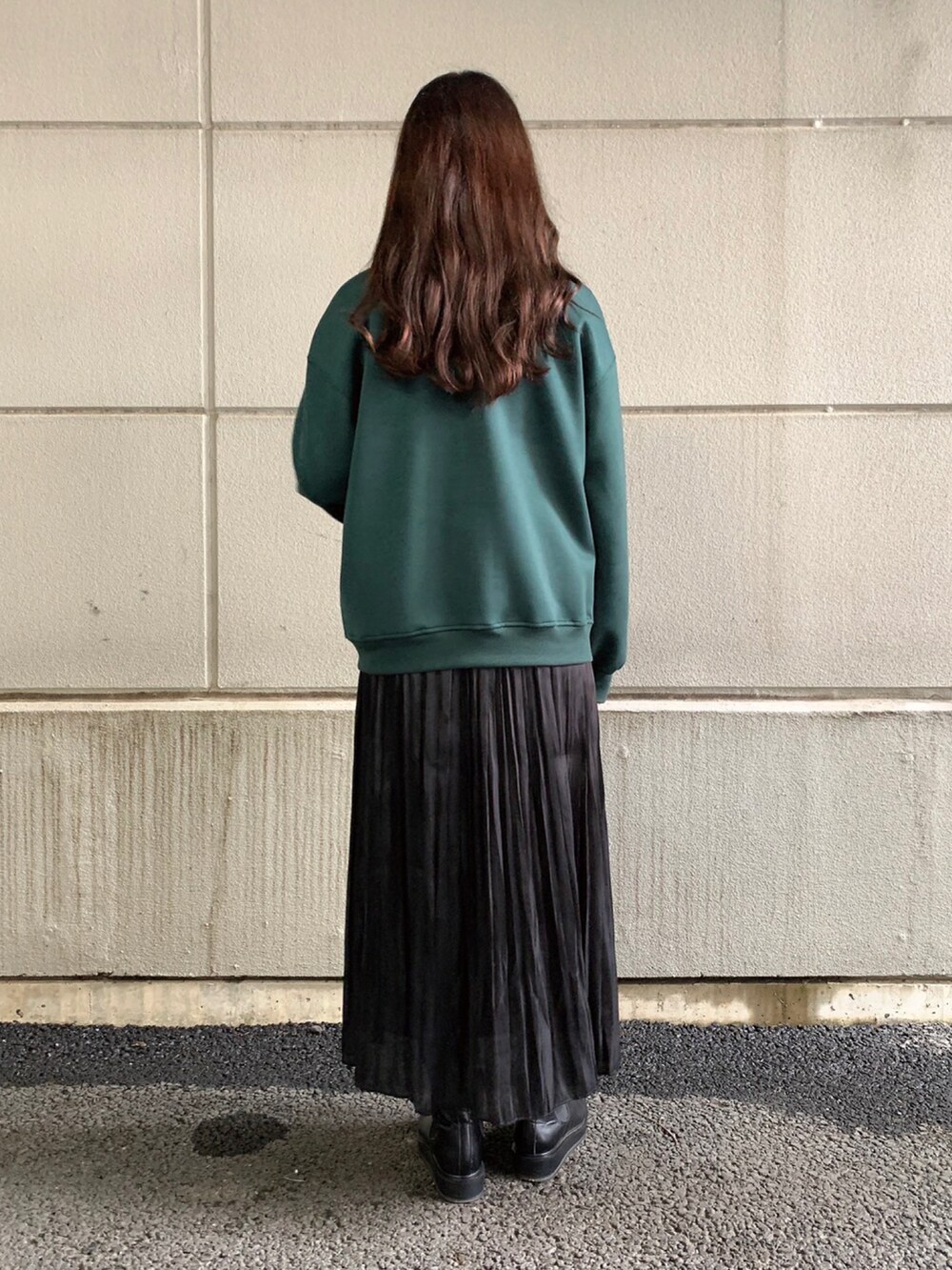 「スカート、タートルネック、プリーツスカート、スカートスタイル、WAREHOUSE、シャイニー、items、２WAYトップス、ITEMS URBANRESEARCH、アイテムズアーバンリサーチ」｜「ITEMS URBANRESEARCHのダンボール2WAYプルオーバー（スウェット、グリーン系）」を使った、manaさん（レディース・160cm）の冬コーディネートの3枚目の写真