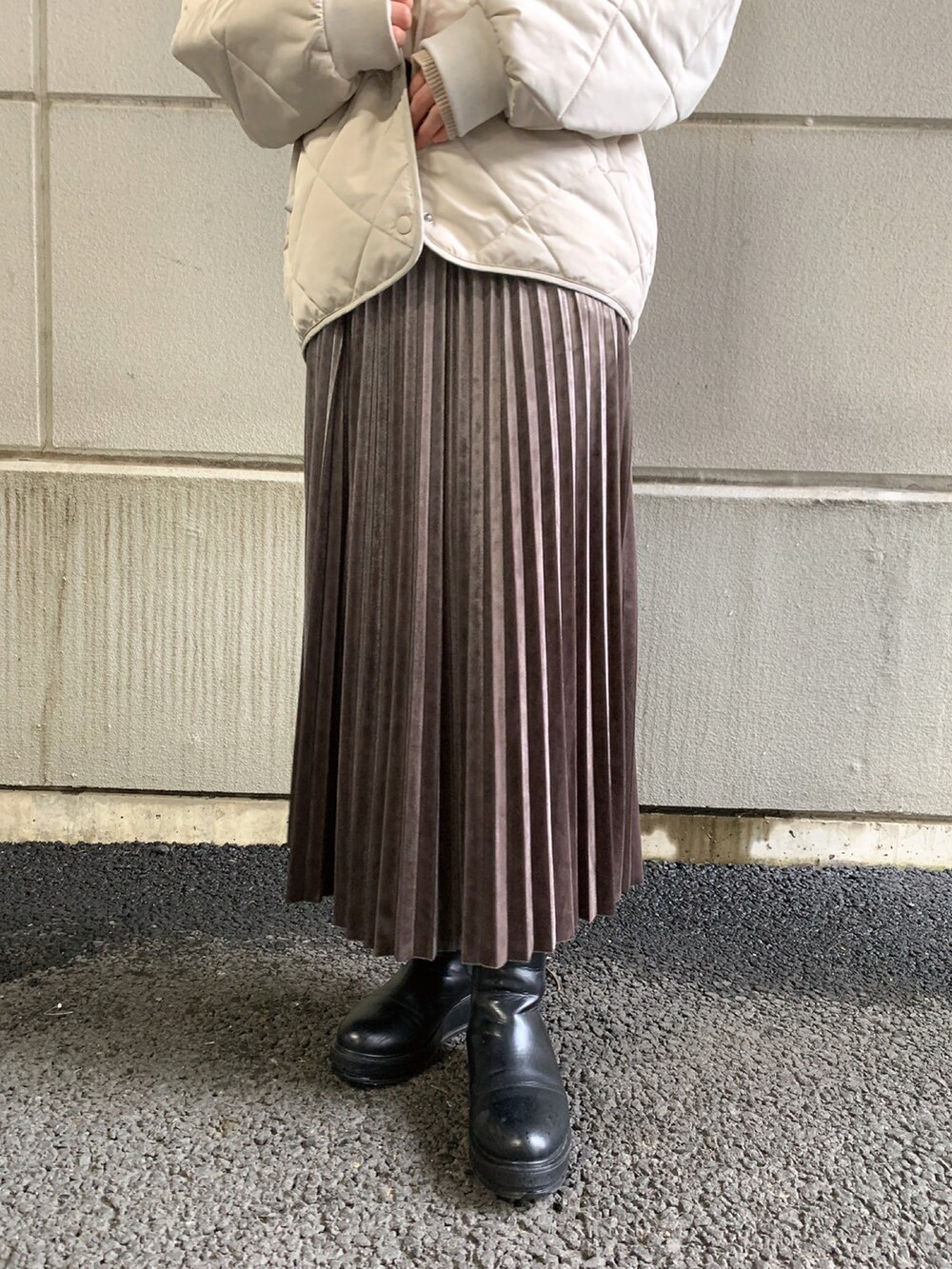 「ニット、キルティング、Vネック、Vネックニット、ベロア、キルティングジャケット、WAREHOUSE、items、ITEMS URBANRESEARCH、アイテムズアーバンリサーチ」｜「ITEMS URBANRESEARCHのベーシックVネックニット（ニット/セーター、ベージュ系）」を使った、manaさん（レディース・160cm）の冬コーディネートの3枚目の写真