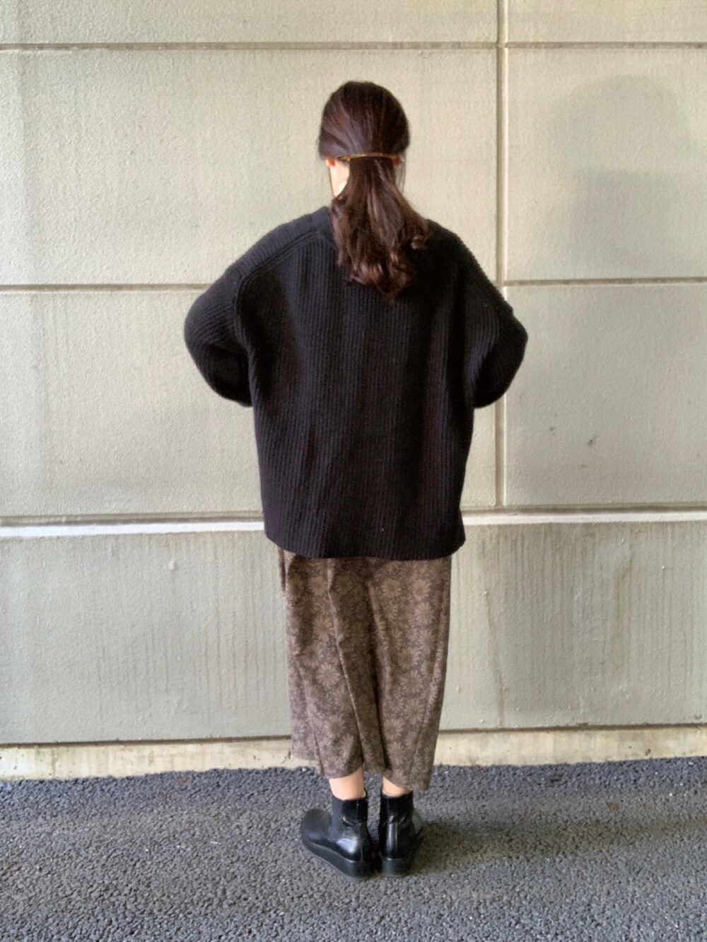 manaさんの「片畦ボリュームニットカーディガン（ITEMS URBANRESEARCH）」を使ったコーディネートの3枚目の写真