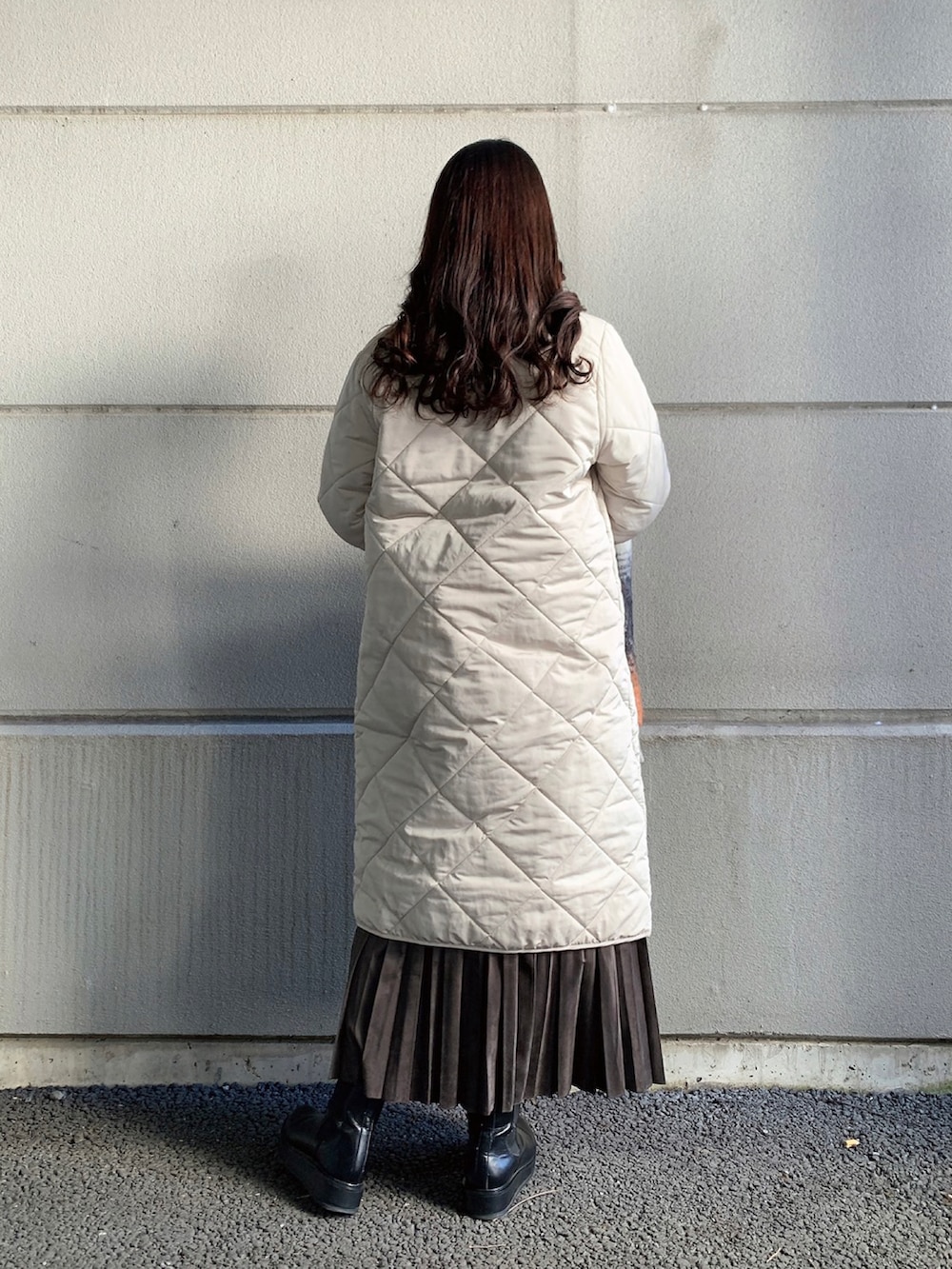 「ニット、プリーツスカート、ハイネックニット、キルティングコート、フェイクスエード、WAREHOUSE、スカートコーデ、items、ITEMS URBANRESEARCH、アイテムズアーバンリサーチ」｜「ITEMS URBANRESEARCHのフェイクスエードロングプリーツスカート（スカート、ブラウン系）」を使った、manaさん（レディース・160cm）の冬コーディネートの3枚目の写真