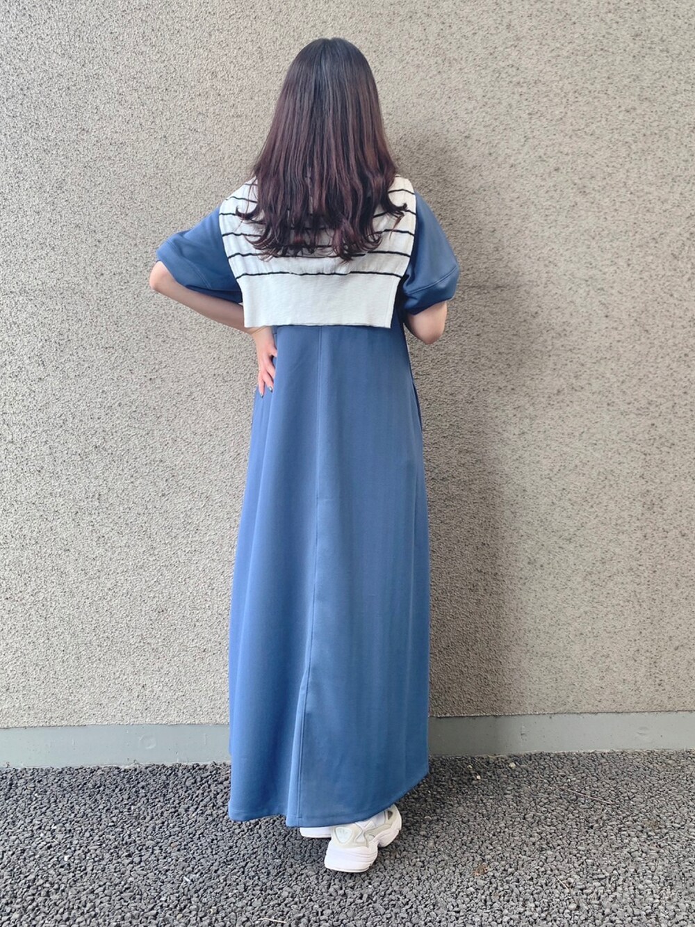 「スニーカー、ワンピース、きれいめコーディネート、大人コーデ、ワンピーススタイル、WAREHOUSE、items、ランタンスリーブ、ITEMS URBANRESEARCH、アイテムズアーバンリサーチ」｜「ITEMS URBANRESEARCHのランタンスリーブワンピース（ワンピース、ブルー系）」を使った、manaさん（レディース・160cm）の春コーディネートの3枚目の写真