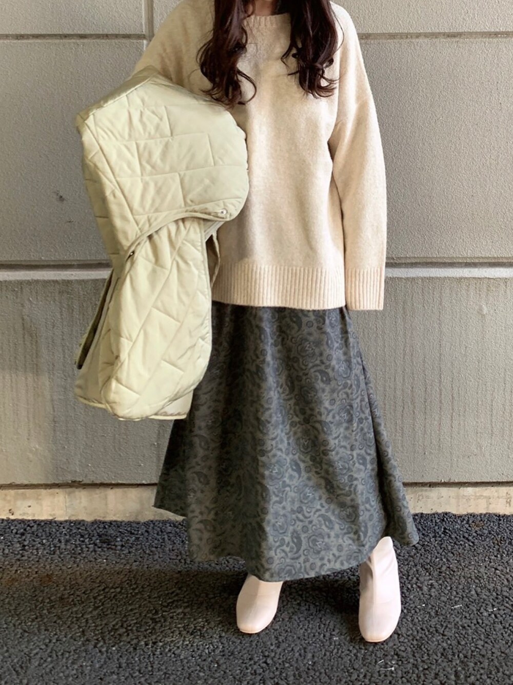 「ニット、ワンピース、ペイズリー柄、キルティング、レイヤードスタイル、WAREHOUSE、items、ITEMS URBANRESEARCH、アイテムズアーバンリサーチ、バック編みニット」｜「ITEMS URBANRESEARCHのバック編みニット（ニット/セーター、ベージュ系）」を使った、manaさん（レディース・160cm）の冬コーディネートの2枚目の写真