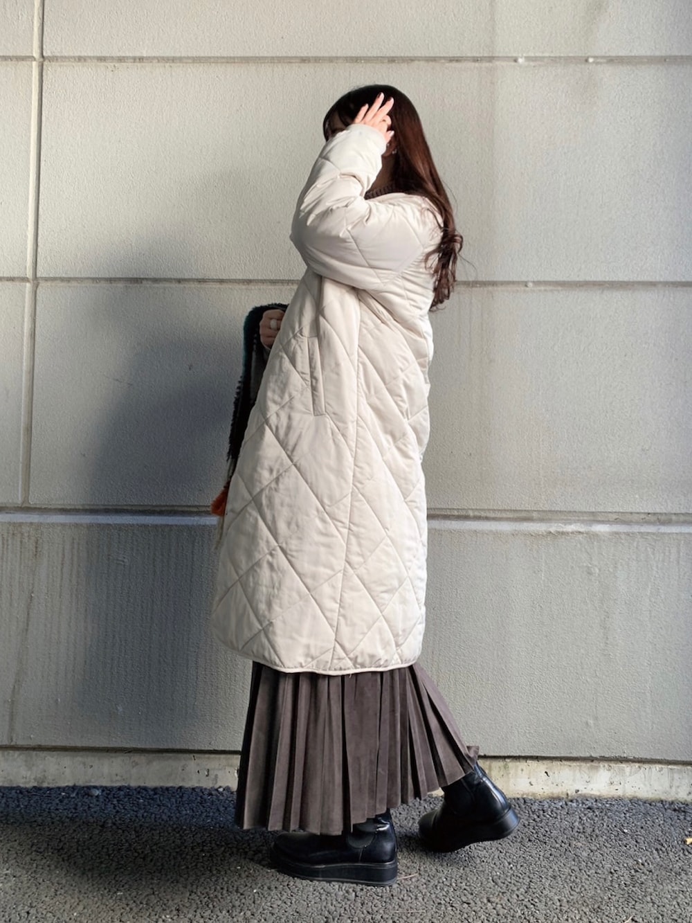 「ニット、プリーツスカート、ハイネックニット、キルティングコート、フェイクスエード、WAREHOUSE、スカートコーデ、items、ITEMS URBANRESEARCH、アイテムズアーバンリサーチ」｜「ITEMS URBANRESEARCHのフェイクスエードロングプリーツスカート（スカート、ブラウン系）」を使った、manaさん（レディース・160cm）の冬コーディネートの2枚目の写真