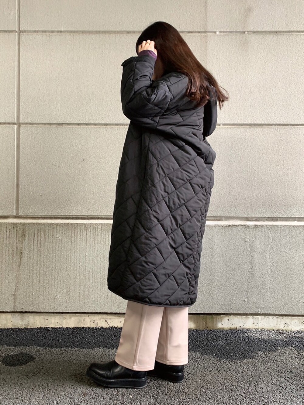 「ニット、パンツ、キルティング、パープル、キルティングコート、パンツスタイル、WAREHOUSE、items、ITEMS URBANRESEARCH、アイテムズアーバンリサーチ」｜「ITEMS URBANRESEARCHのカットストレートパンツ（その他パンツ、ベージュ系）」を使った、manaさん（レディース・160cm）の冬コーディネートの2枚目の写真