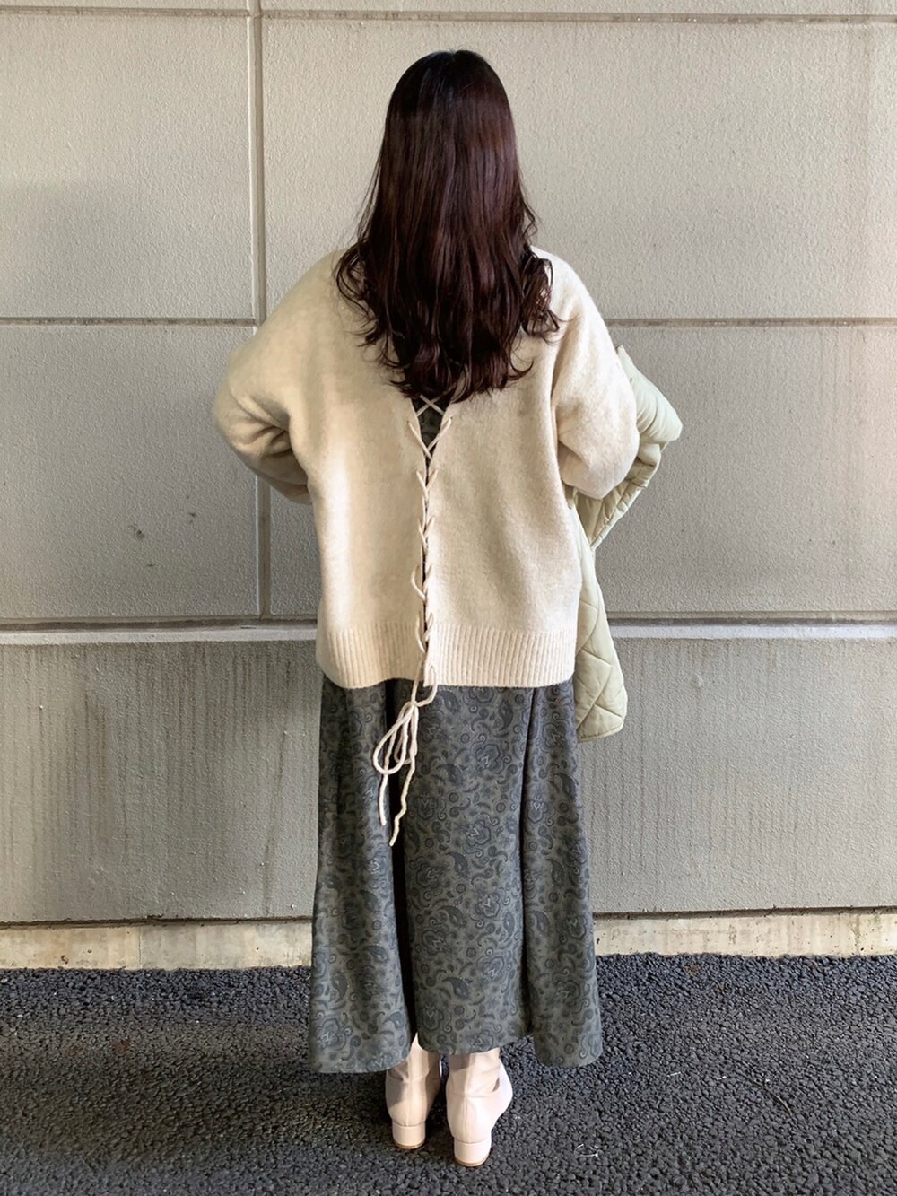 「ニット、ワンピース、ペイズリー柄、キルティング、レイヤードスタイル、WAREHOUSE、items、ITEMS URBANRESEARCH、アイテムズアーバンリサーチ、バック編みニット」｜「ITEMS URBANRESEARCHのバック編みニット（ニット/セーター、ベージュ系）」を使った、manaさん（レディース・160cm）の冬コーディネートの4枚目の写真