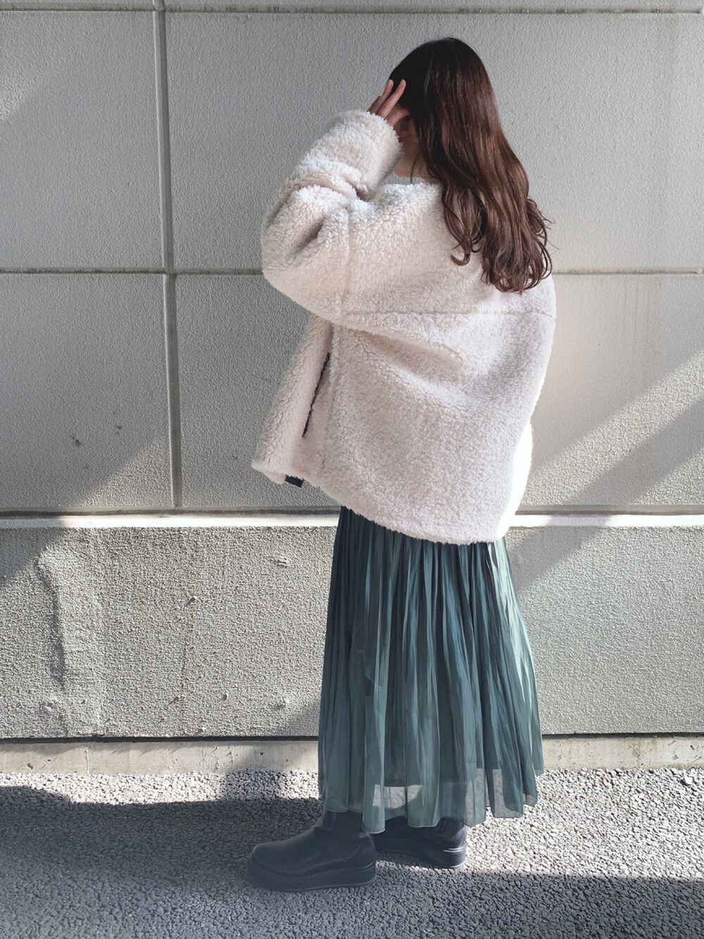 「スカート、ボア、ハイネックニット、ボアジャケット、WAREHOUSE、ボアブルゾン、items、シャイニースカート、ITEMS URBANRESEARCH、アイテムズアーバンリサーチ」|「ITEMS URBANRESEARCHのウールライクボアジャケット(その他アウター、ホワイト系)」を使った、manaさん(レディース・160cm)の秋コーディネートの2枚目の写真