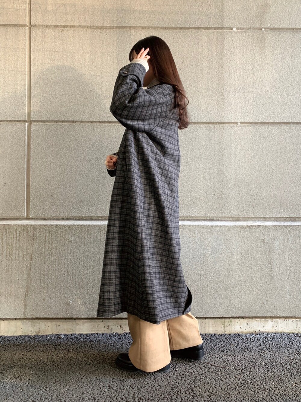 「チェック、コート、ニット、ロングコート、ハイネックニット、チェックコート、WAREHOUSE、items、ITEMS URBANRESEARCH、アイテムズアーバンリサーチ」｜「ITEMS URBANRESEARCHのセンターシームパンツ（その他パンツ、ベージュ系）」を使った、manaさん（レディース・160cm）の冬コーディネートの2枚目の写真