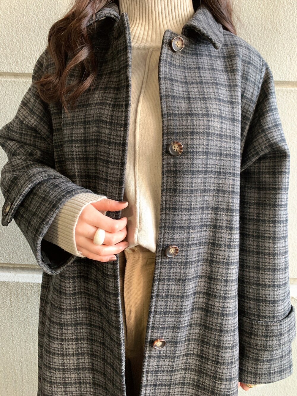 「チェック、コート、ニット、ロングコート、ハイネックニット、チェックコート、WAREHOUSE、items、ITEMS URBANRESEARCH、アイテムズアーバンリサーチ」｜「ITEMS URBANRESEARCHのセンターシームパンツ（その他パンツ、ベージュ系）」を使った、manaさん（レディース・160cm）の冬コーディネートの4枚目の写真