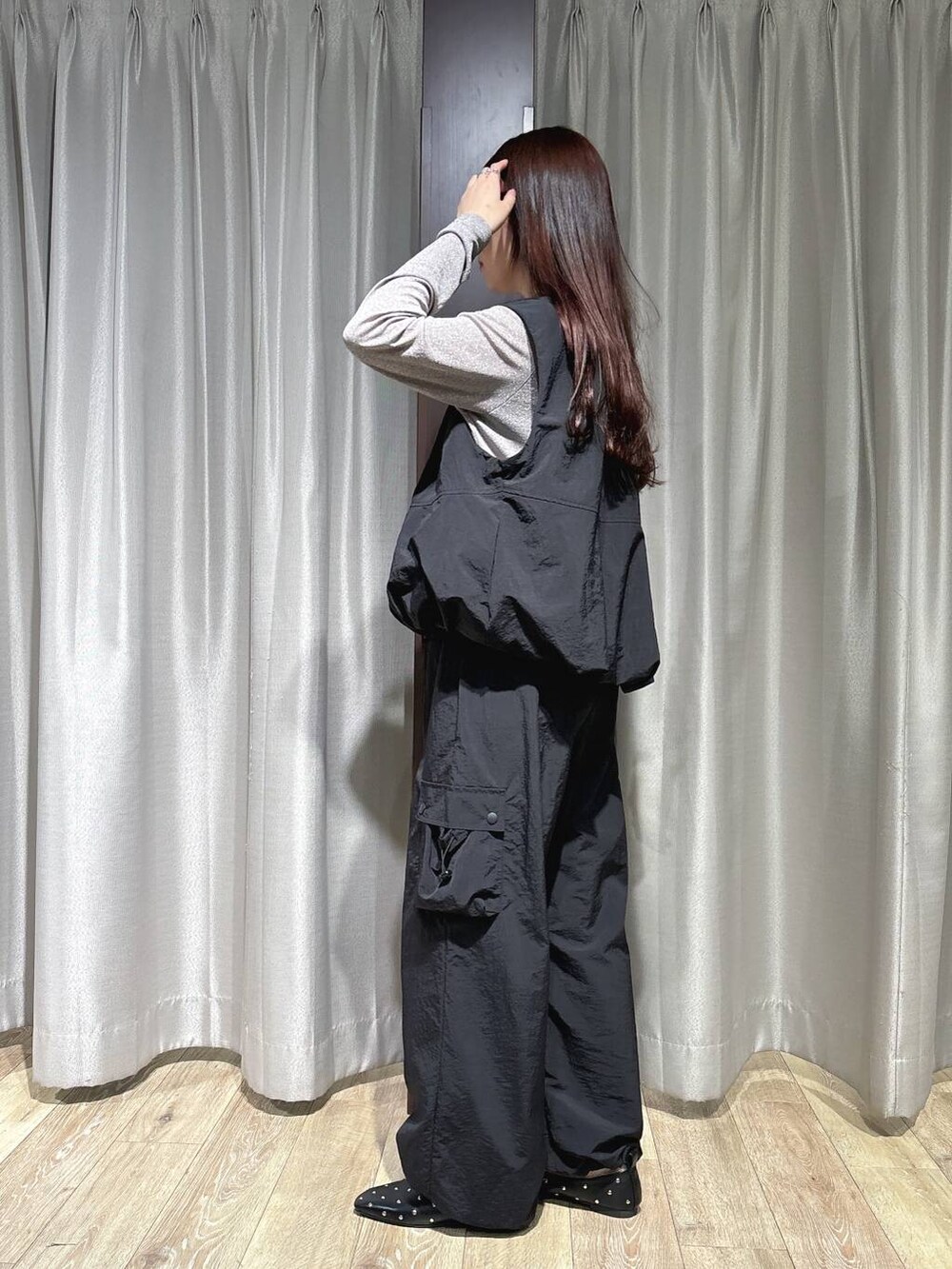 ブラック系のパンプス、ブラック系のベスト、ブラック系のその他パンツを着用したレディースの秋コーディネートの3枚目の写真