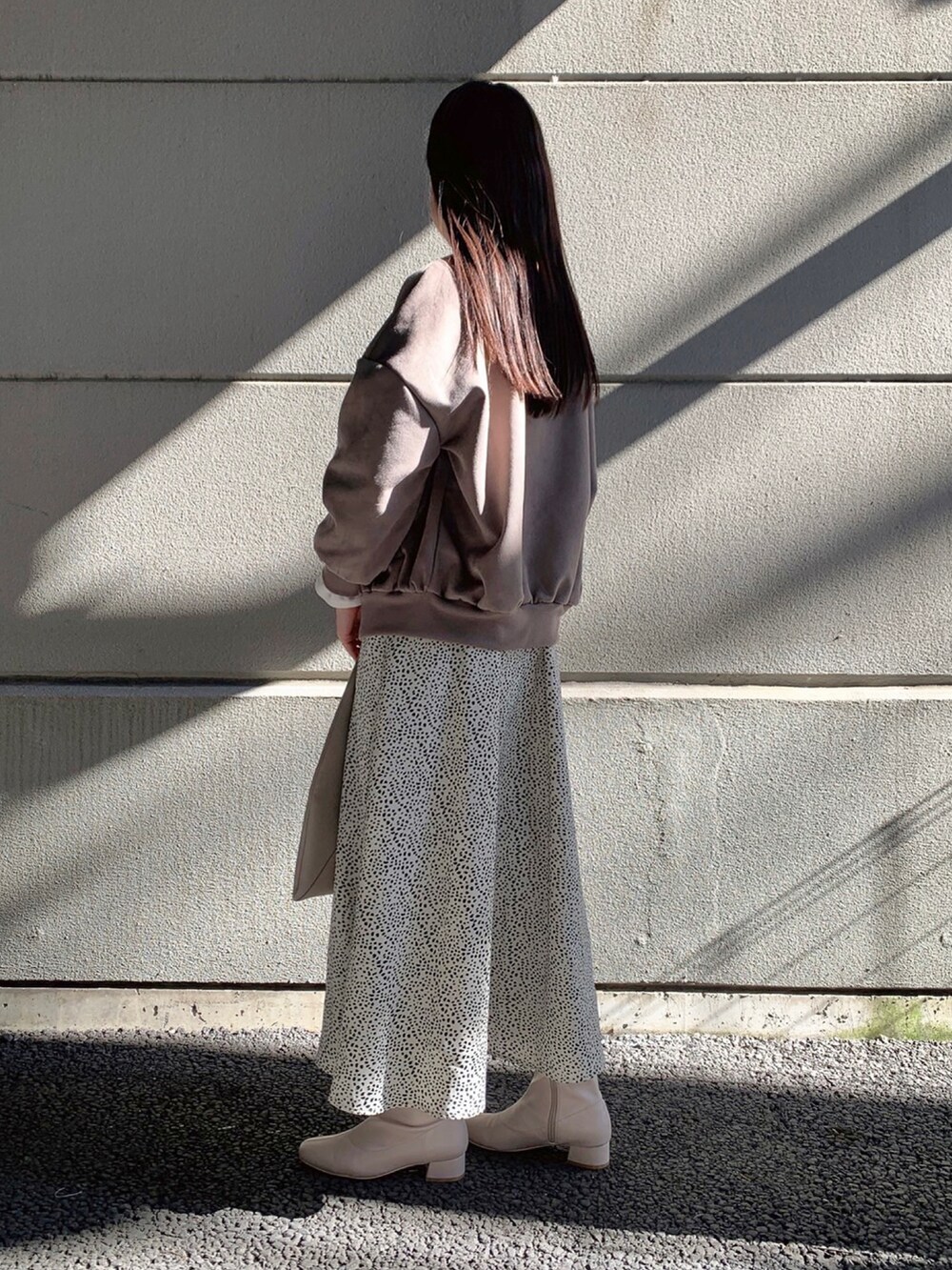 「ブルゾン、トートバッグ、スカート、レオパード、ロンT、スカートスタイル、WAREHOUSE、items、ITEMS URBANRESEARCH、アイテムズアーバンリサーチ」｜「ITEMS URBANRESEARCHのラウンドロングTシャツ（Tシャツ/カットソー、ホワイト系）」を使った、manaさん（レディース・160cm）の春コーディネートの2枚目の写真