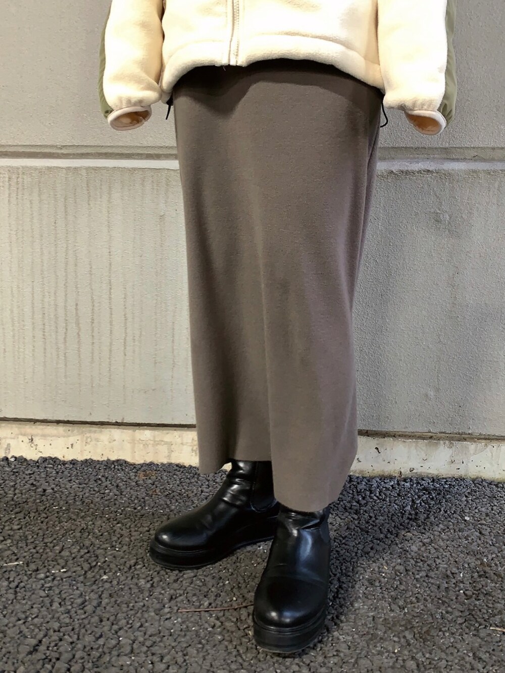 「ニット、ブーツ、フリース、ニットスカート、フリースジャケット、WAREHOUSE、メンズアイテム、items、ITEMS URBANRESEARCH、アイテムズアーバンリサーチ」｜「ITEMS URBANRESEARCHのフリース切替 ジップアップジャケット（その他アウター、ベージュ系）」を使った、manaさん（レディース・160cm）の冬コーディネートの5枚目の写真