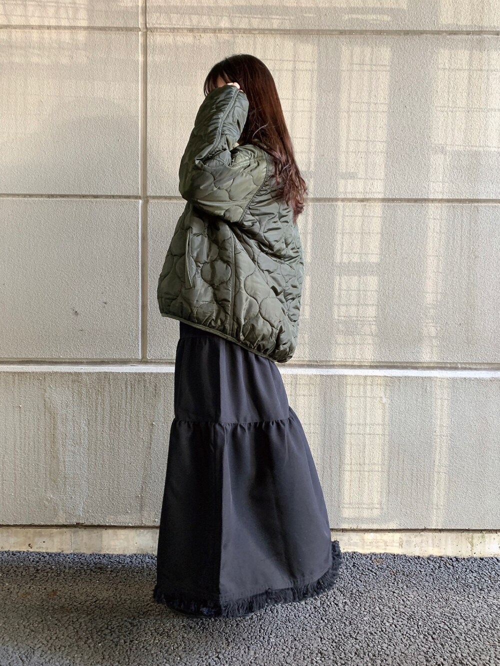 「スカート、キルティング、フリンジ、ボーダートップス、キルティングジャケット、スカートスタイル、WAREHOUSE、items、ITEMS URBANRESEARCH、アイテムズアーバンリサーチ」｜「ITEMS URBANRESEARCHのボーダーロングスリーブTシャツ（Tシャツ/カットソー、ホワイト系）」を使った、manaさん（レディース・160cm）の冬コーディネートの2枚目の写真