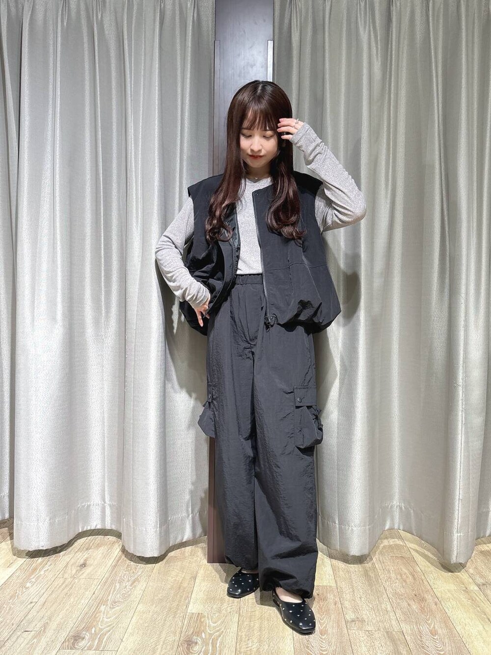 ブラック系のパンプス、ブラック系のベスト、ブラック系のその他パンツを着用したレディースの秋コーディネートの2枚目の写真