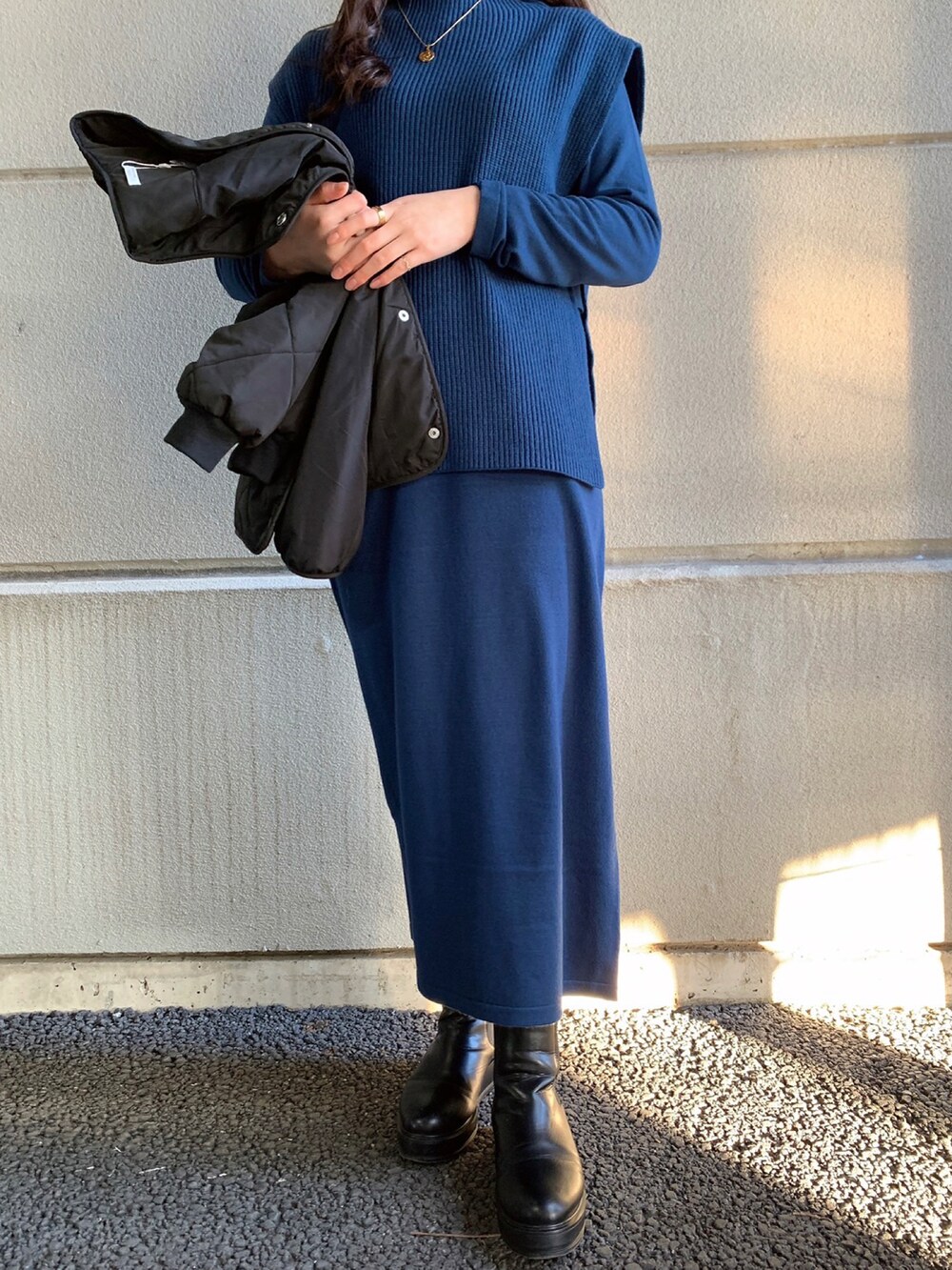 「ニット、ブーツ、キルティング、ニットワンピース、ニットベスト、WAREHOUSE、セットアイテム、items、ITEMS URBANRESEARCH、アイテムズアーバンリサーチ」｜「ITEMS URBANRESEARCHのベストセットニットワンピース（ワンピース、ブルー系）」を使った、manaさん（レディース・160cm）の冬コーディネートの4枚目の写真
