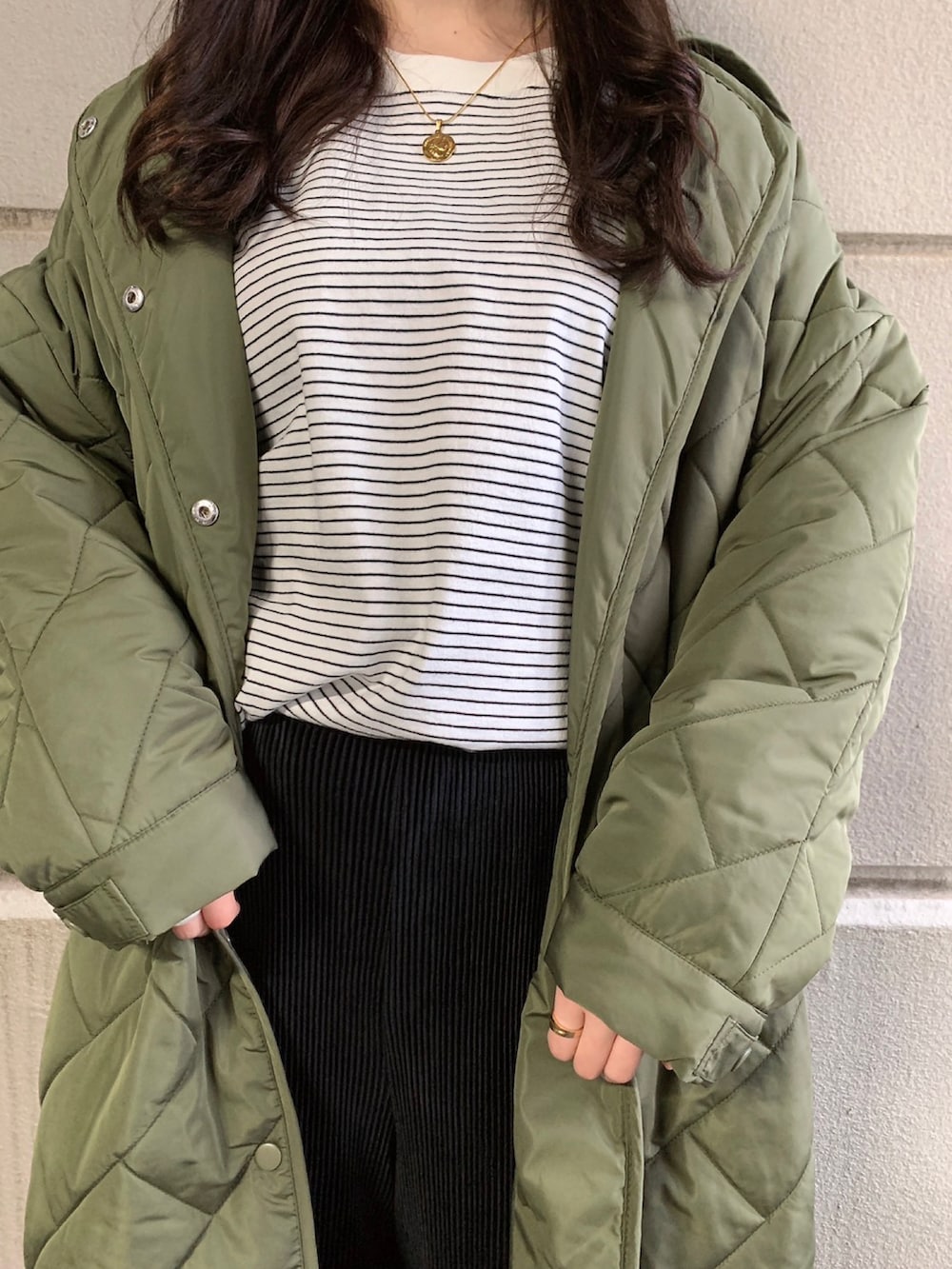 「パンツ、ブーツ、ボーダー、ボーダーTシャツ、WAREHOUSE、プリーツパンツ、items、キルティングアウター、ITEMS URBANRESEARCH、アイテムズアーバンリサーチ」｜「ITEMS URBANRESEARCHのトラックソールストレッチブーツ（ブーツ、グリーン系）」を使った、manaさん（レディース・160cm）の冬コーディネートの2枚目の写真