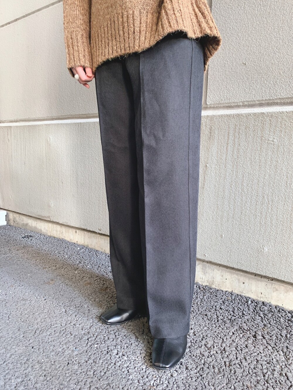 「パンツ、ブーツ、コクーンシルエット、ハイネックニット、ストレートパンツ、WAREHOUSE、ニットコーデ、items、ITEMS URBANRESEARCH、アイテムズアーバンリサーチ」｜「ITEMS URBANRESEARCHのアイテム（パンツ、ブラック系）」を使った、manaさん（レディース・160cm）の秋コーディネートの5枚目の写真