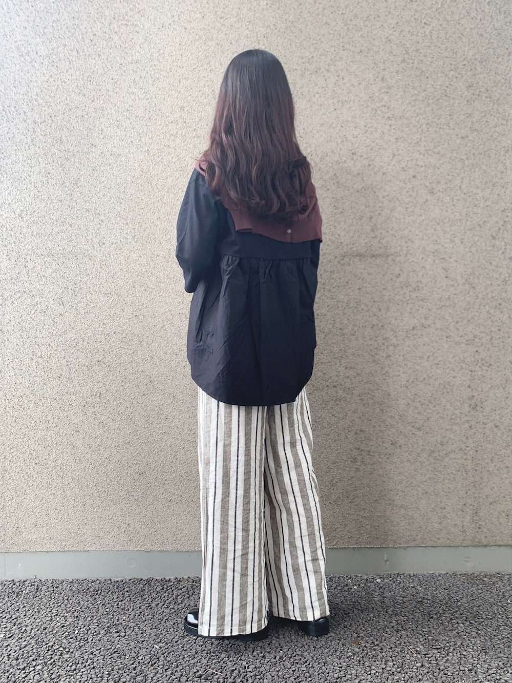 「WAREHOUSE、items、ITEMS URBANRESEARCH、アーバンリサーチ、Tシャツ、ストライプ、リネン、リネンパンツ、グルカサンダル、大人カジュアル、大人コーデ」｜「ITEMS URBANRESEARCHのリネンレーヨンワイドパンツ（その他パンツ、その他）」を使った、manaさん（レディース・160cm）の夏コーディネートの2枚目の写真