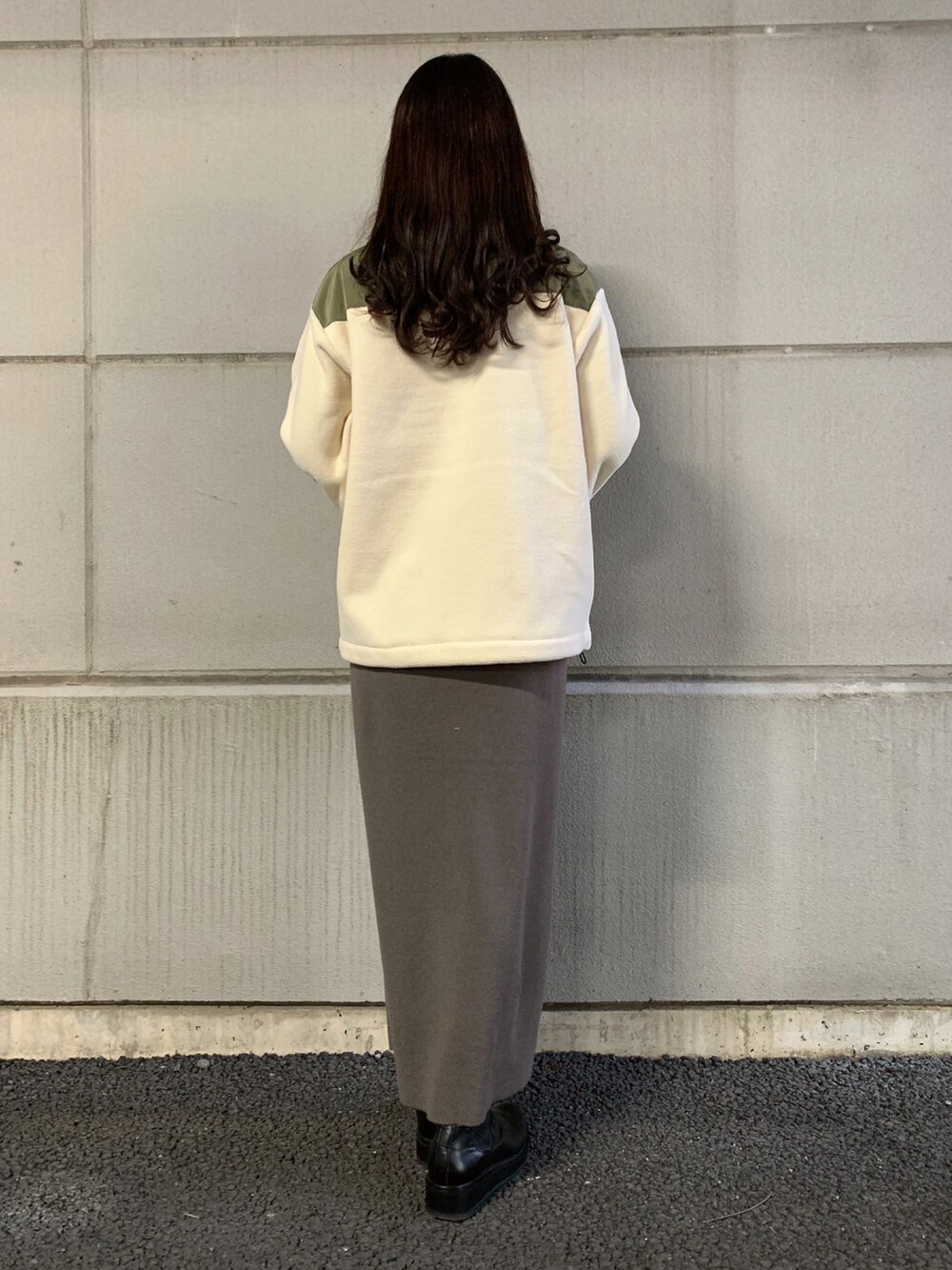 「ニット、ブーツ、フリース、ニットスカート、フリースジャケット、WAREHOUSE、メンズアイテム、items、ITEMS URBANRESEARCH、アイテムズアーバンリサーチ」｜「ITEMS URBANRESEARCHのフリース切替 ジップアップジャケット（その他アウター、ベージュ系）」を使った、manaさん（レディース・160cm）の冬コーディネートの3枚目の写真