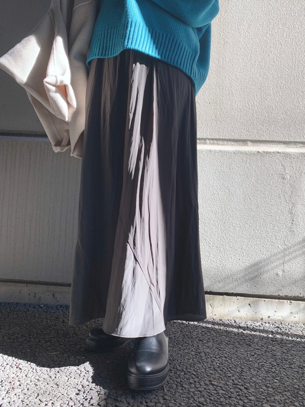 「コート、ニット、スカート、ブーツ、ケーブルニット、カラーニット、WAREHOUSE、items、ITEMS URBANRESEARCH、アイテムズアーバンリサーチ」｜「ITEMS URBANRESEARCHのクルーネックケーブルニット（ニット/セーター、ブルー系）」を使った、manaさん（レディース・160cm）の冬コーディネートの3枚目の写真