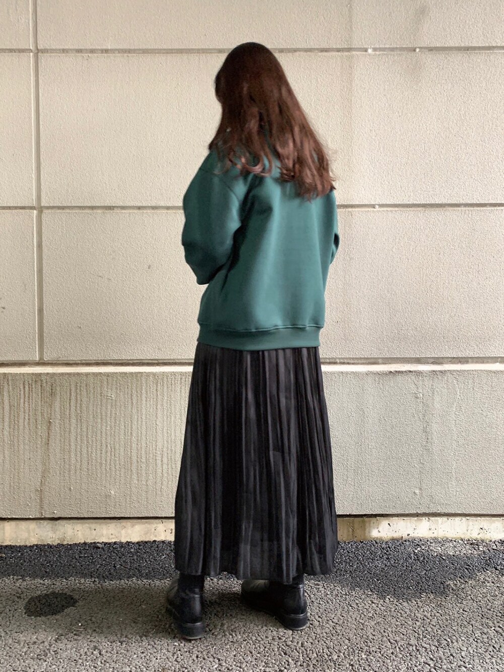 「スカート、タートルネック、プリーツスカート、スカートスタイル、WAREHOUSE、シャイニー、items、２WAYトップス、ITEMS URBANRESEARCH、アイテムズアーバンリサーチ」｜「ITEMS URBANRESEARCHのダンボール2WAYプルオーバー（スウェット、グリーン系）」を使った、manaさん（レディース・160cm）の冬コーディネートの2枚目の写真