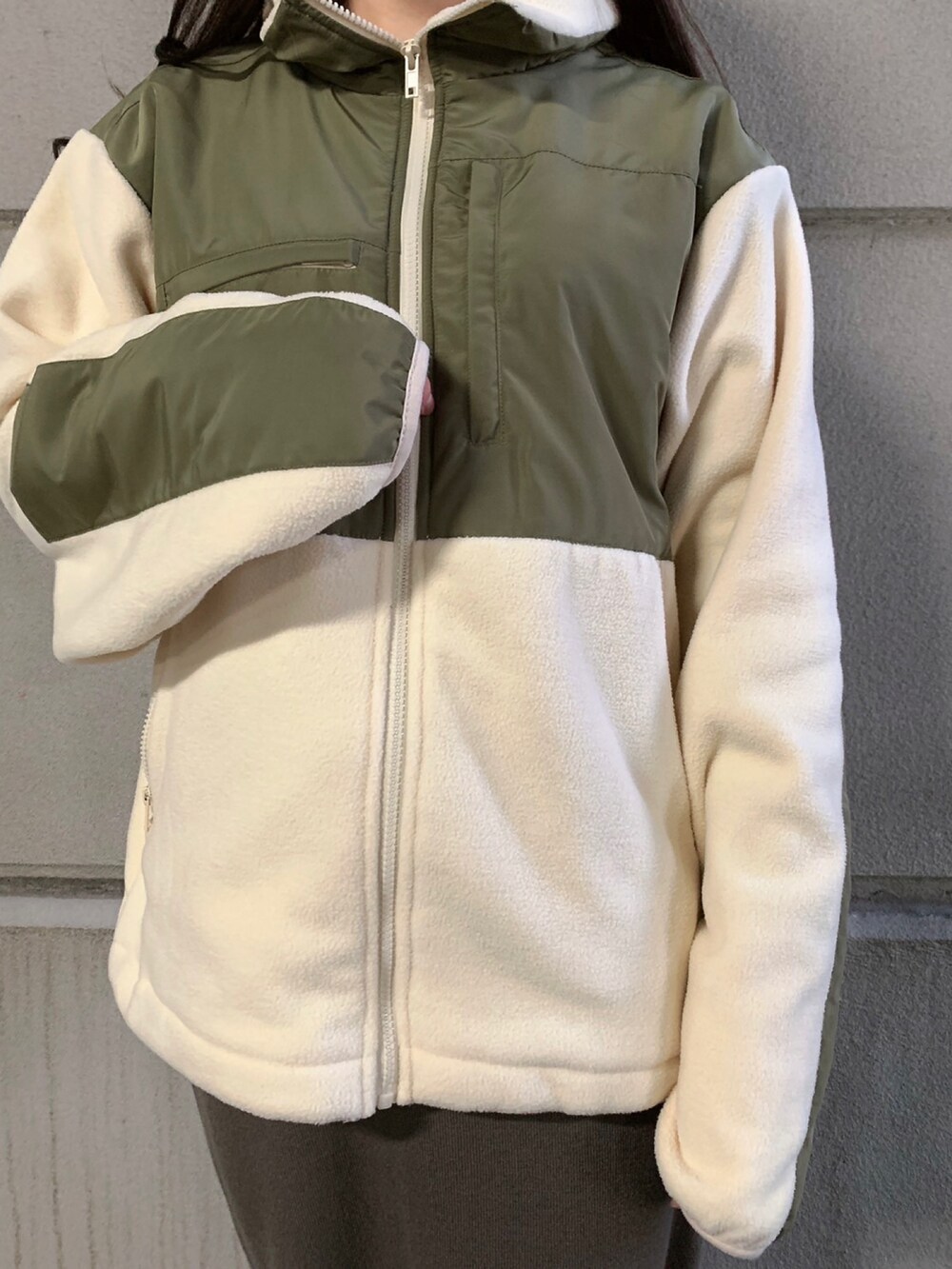 「ニット、ブーツ、フリース、ニットスカート、フリースジャケット、WAREHOUSE、メンズアイテム、items、ITEMS URBANRESEARCH、アイテムズアーバンリサーチ」｜「ITEMS URBANRESEARCHのフリース切替 ジップアップジャケット（その他アウター、ベージュ系）」を使った、manaさん（レディース・160cm）の冬コーディネートの4枚目の写真