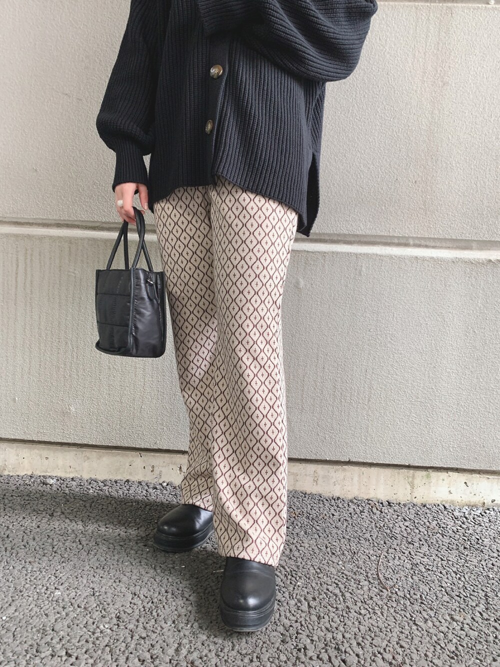 ブラック系のカーディガン/ボレロ、グリーン系のニット/セーター、ブラック系のショルダーバッグを着用したレディースの冬コーディネートの3枚目の写真