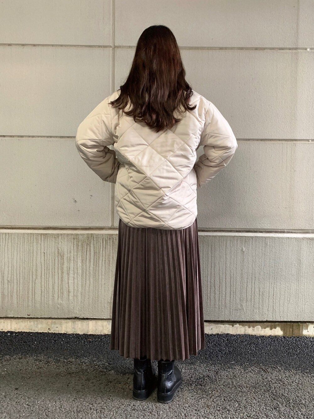 「ニット、キルティング、Vネック、Vネックニット、ベロア、キルティングジャケット、WAREHOUSE、items、ITEMS URBANRESEARCH、アイテムズアーバンリサーチ」｜「ITEMS URBANRESEARCHのベーシックVネックニット（ニット/セーター、ベージュ系）」を使った、manaさん（レディース・160cm）の冬コーディネートの2枚目の写真