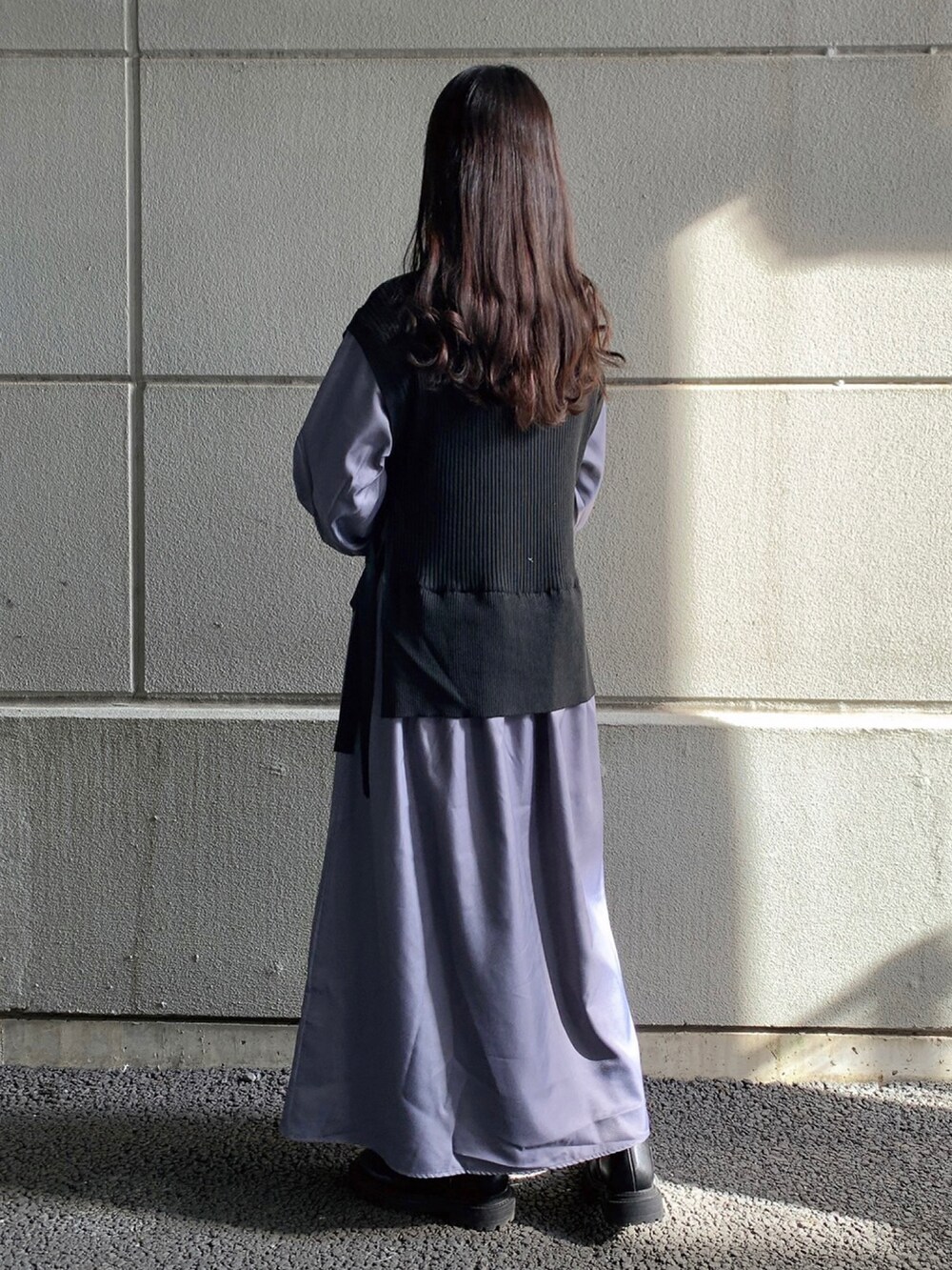 「トートバッグ、ワンピース、ブーツ、春コーデ、ドッキングワンピ、WAREHOUSE、綺麗めコーデ、items、ITEMS URBANRESEARCH、アイテムズアーバンリサーチ」｜「ITEMS URBANRESEARCHのニットベストドッキングワンピース（ワンピース、グレー系）」を使った、manaさん（レディース・160cm）の春コーディネートの2枚目の写真