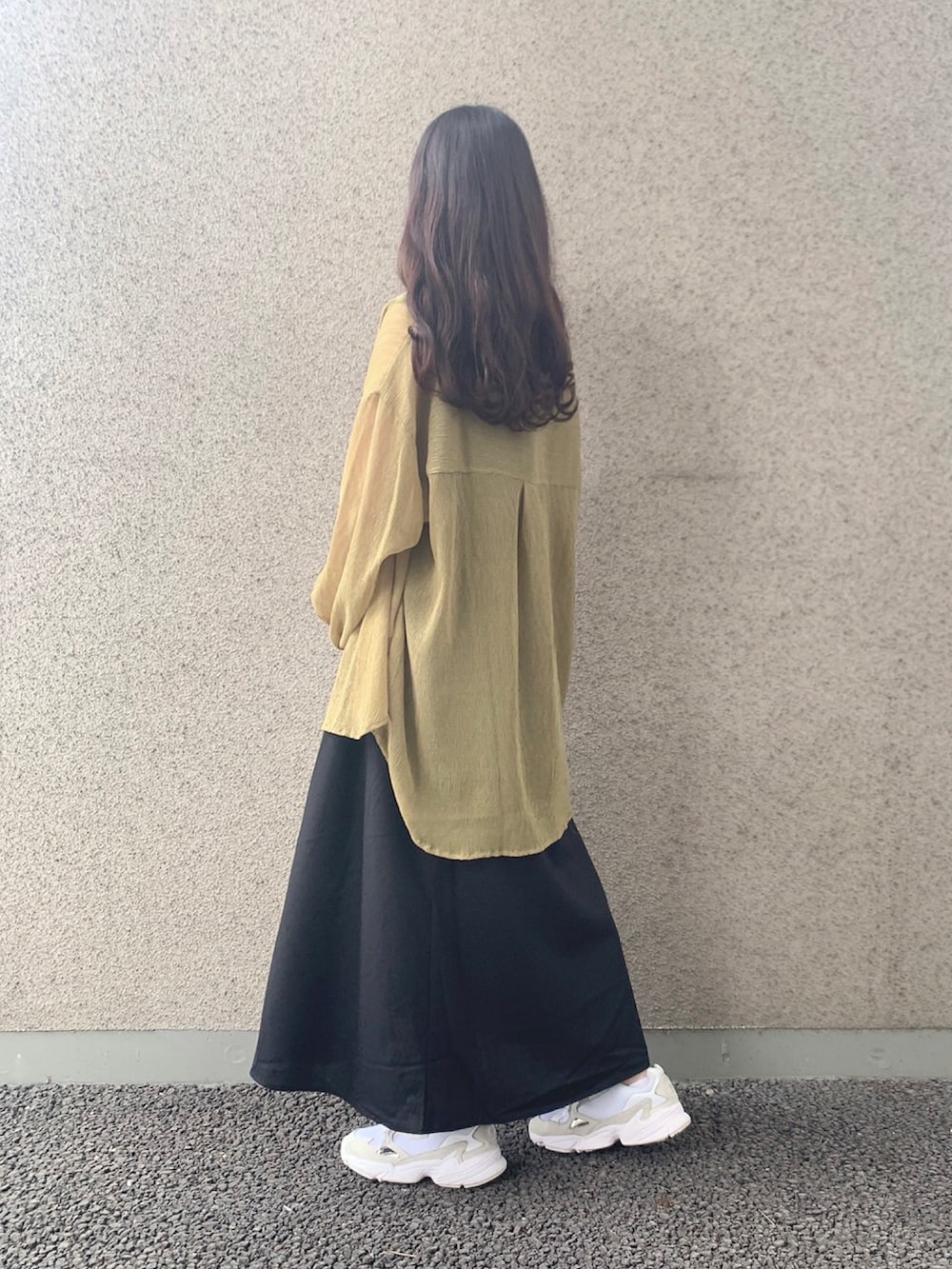 「WAREHOUSE、items、ITEMS URBANRESEARCH、アーバンリサーチ、リネン、ワンピース、シアーシャツ、シャツ、ショルダーバッグ、ヨウリュウ、スニーカー、きれいめカジュアル、大人コーデ」｜「adidasの[ADIDASFLCN W] アディダスオリジナルス（スニーカー、ホワイト系）」を使った、manaさん（レディース・160cm）の夏コーディネートの3枚目の写真