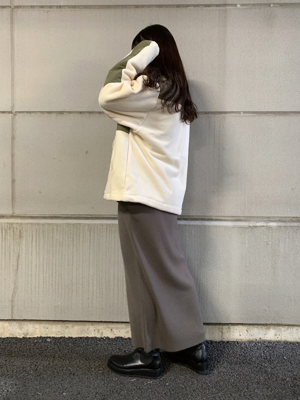 「ニット、ブーツ、フリース、ニットスカート、フリースジャケット、WAREHOUSE、メンズアイテム、items、ITEMS URBANRESEARCH、アイテムズアーバンリサーチ」｜「ITEMS URBANRESEARCHのフリース切替 ジップアップジャケット（その他アウター、ベージュ系）」を使った、manaさん（レディース・160cm）の冬コーディネートの2枚目の写真