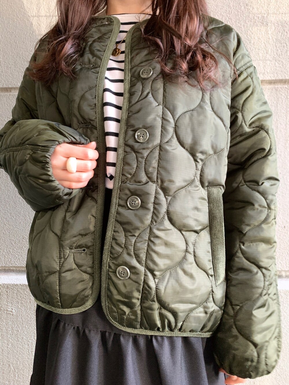 「スカート、キルティング、フリンジ、ボーダートップス、キルティングジャケット、スカートスタイル、WAREHOUSE、items、ITEMS URBANRESEARCH、アイテムズアーバンリサーチ」｜「ITEMS URBANRESEARCHのボーダーロングスリーブTシャツ（Tシャツ/カットソー、ホワイト系）」を使った、manaさん（レディース・160cm）の冬コーディネートの4枚目の写真