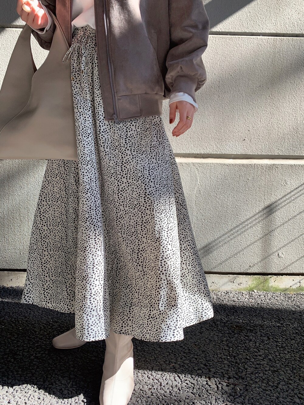 「ブルゾン、トートバッグ、スカート、レオパード、ロンT、スカートスタイル、WAREHOUSE、items、ITEMS URBANRESEARCH、アイテムズアーバンリサーチ」｜「ITEMS URBANRESEARCHのラウンドロングTシャツ（Tシャツ/カットソー、ホワイト系）」を使った、manaさん（レディース・160cm）の春コーディネートの3枚目の写真
