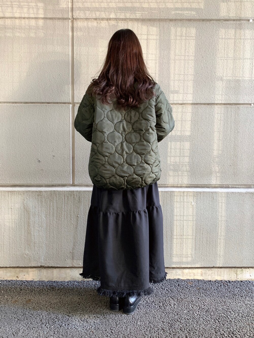 「スカート、キルティング、フリンジ、ボーダートップス、キルティングジャケット、スカートスタイル、WAREHOUSE、items、ITEMS URBANRESEARCH、アイテムズアーバンリサーチ」｜「ITEMS URBANRESEARCHのボーダーロングスリーブTシャツ（Tシャツ/カットソー、ホワイト系）」を使った、manaさん（レディース・160cm）の冬コーディネートの3枚目の写真