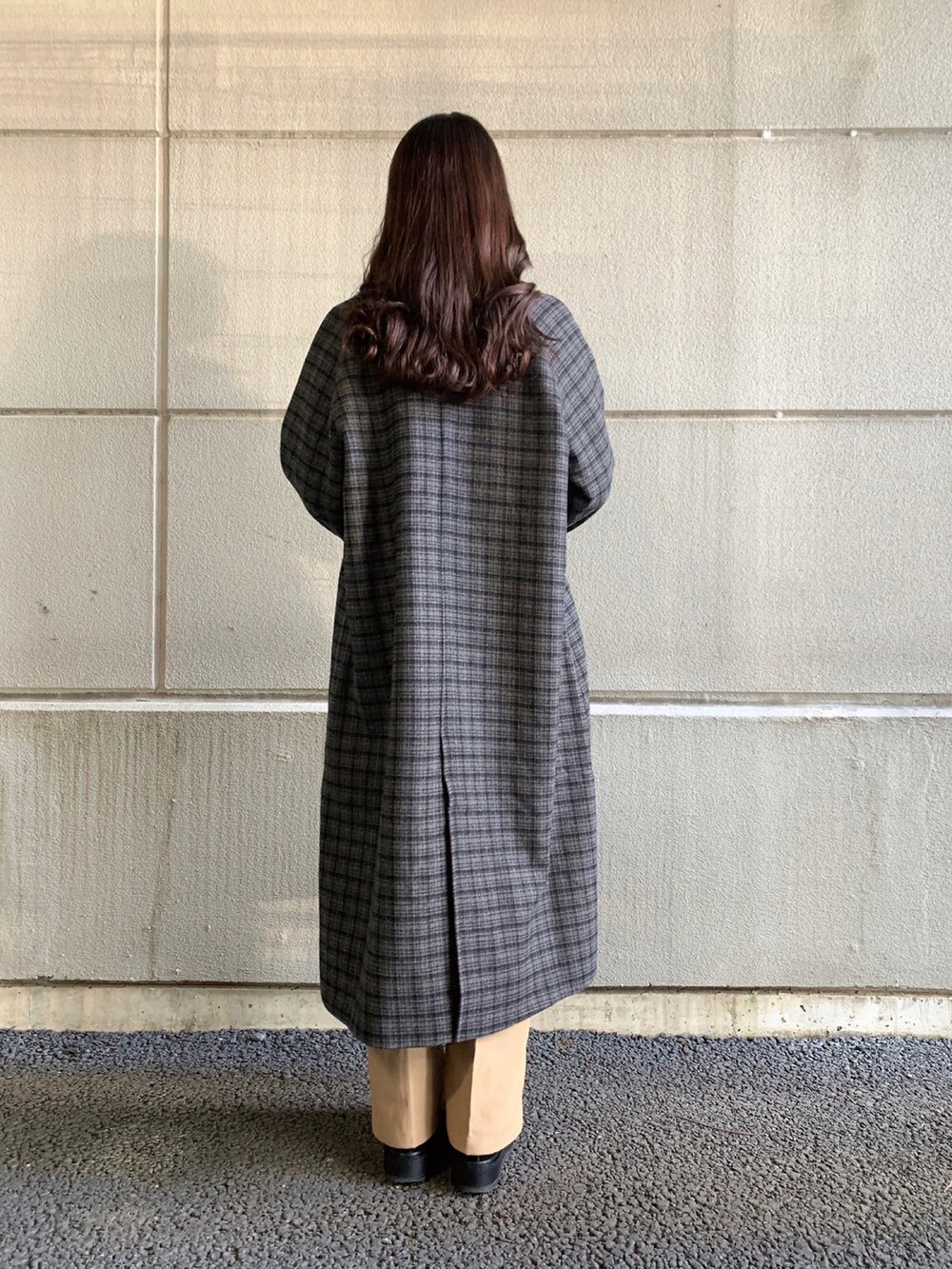 「チェック、コート、ニット、ロングコート、ハイネックニット、チェックコート、WAREHOUSE、items、ITEMS URBANRESEARCH、アイテムズアーバンリサーチ」｜「ITEMS URBANRESEARCHのセンターシームパンツ（その他パンツ、ベージュ系）」を使った、manaさん（レディース・160cm）の冬コーディネートの3枚目の写真