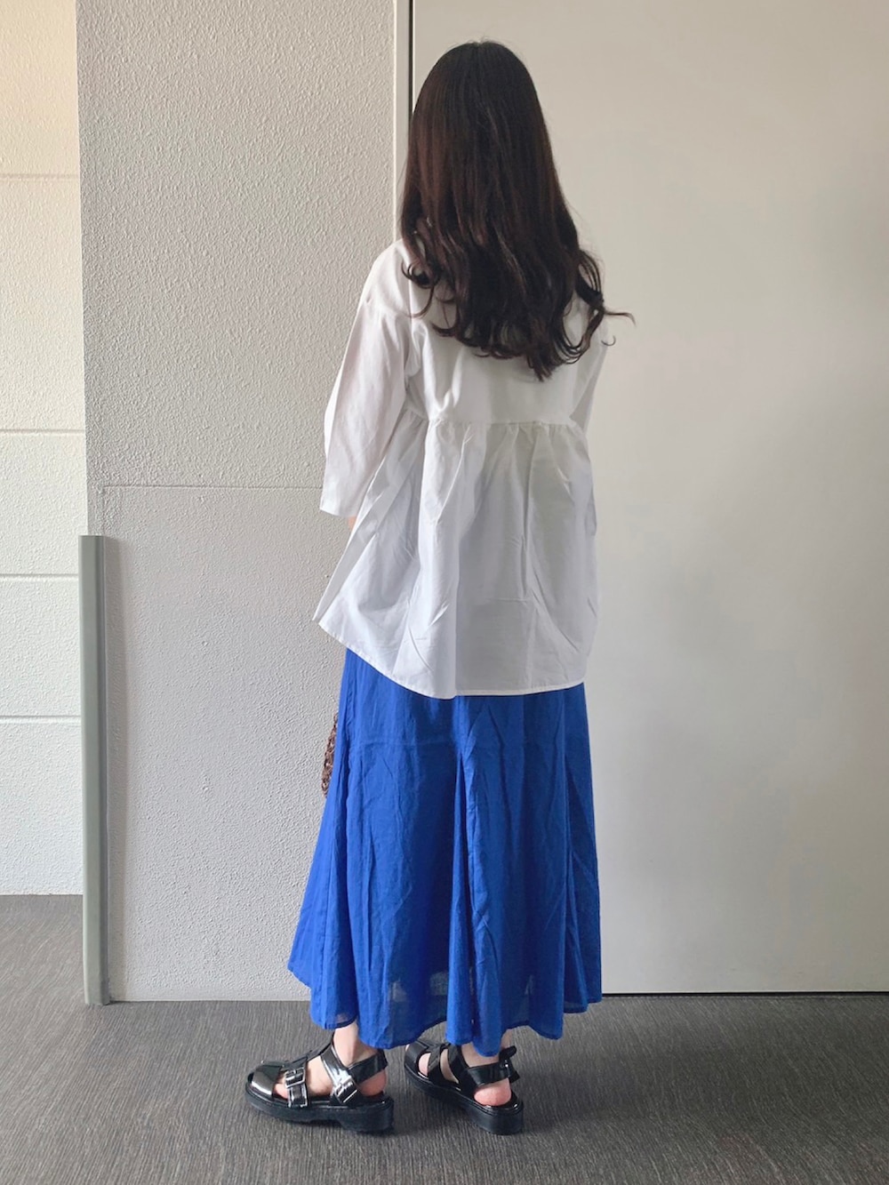 「ブルー、Tシャツ、大人カジュアル、スカートスタイル、春夏コーデ、WAREHOUSE、グルカサンダル、items、ITEMS URBANRESEARCH、アイテムズアーバンリサーチ」｜「ITEMS URBANRESEARCHのグルカサンダル（サンダル、ブラック系）」を使った、manaさん（レディース・160cm）の春コーディネートの2枚目の写真
