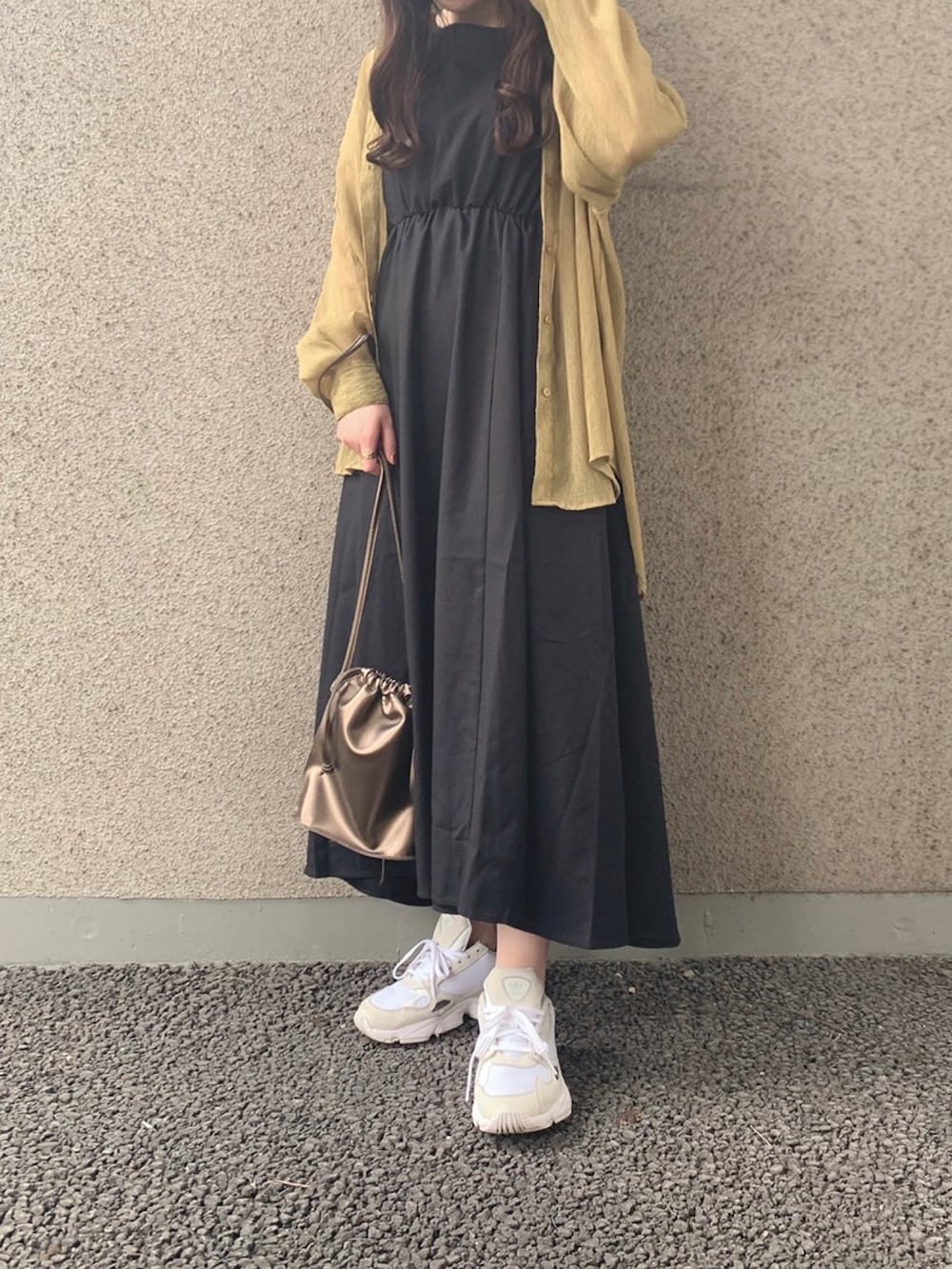 「WAREHOUSE、items、ITEMS URBANRESEARCH、アーバンリサーチ、リネン、ワンピース、シアーシャツ、シャツ、ショルダーバッグ、ヨウリュウ、スニーカー、きれいめカジュアル、大人コーデ」｜「adidasの[ADIDASFLCN W] アディダスオリジナルス（スニーカー、ホワイト系）」を使った、manaさん（レディース・160cm）の夏コーディネートの2枚目の写真