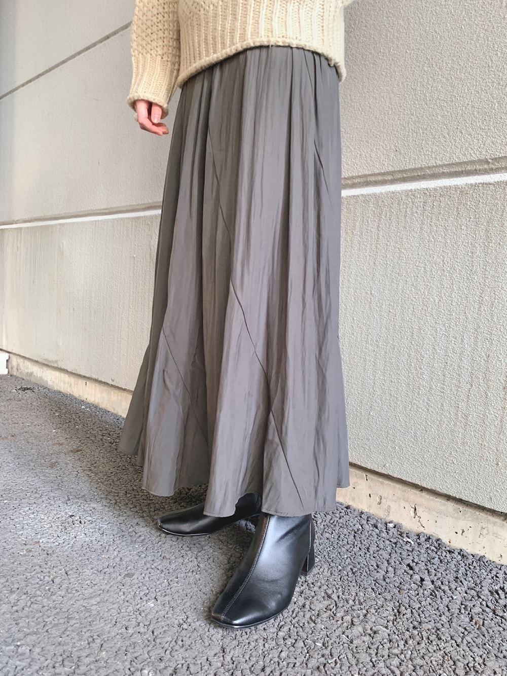 「ニット、スカート、タートルネックニット、ハイネックニット、WAREHOUSE、ニットコーデ、スカートコーデ、items、ITEMS URBANRESEARCH、アイテムズアーバンリサーチ」｜「ITEMS URBANRESEARCHのエスカルゴスカート（スカート、グレー系）」を使った、manaさん（レディース・160cm）の秋コーディネートの4枚目の写真