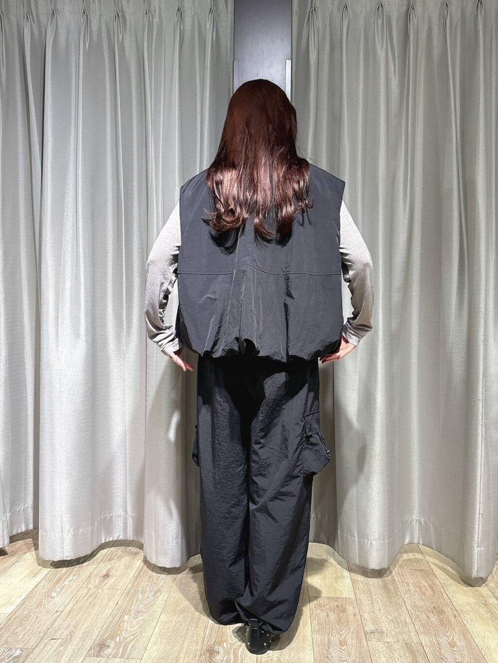 ブラック系のパンプス、ブラック系のベスト、ブラック系のその他パンツを着用したレディースの秋コーディネートの4枚目の写真