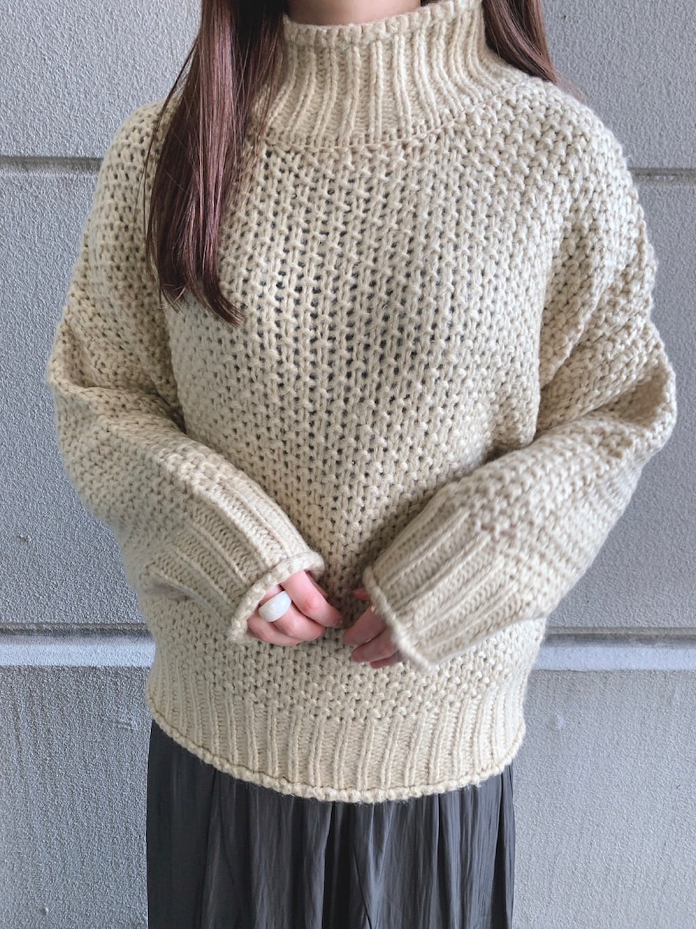 「ニット、スカート、タートルネックニット、ハイネックニット、WAREHOUSE、ニットコーデ、スカートコーデ、items、ITEMS URBANRESEARCH、アイテムズアーバンリサーチ」｜「ITEMS URBANRESEARCHのエスカルゴスカート（スカート、グレー系）」を使った、manaさん（レディース・160cm）の秋コーディネートの3枚目の写真