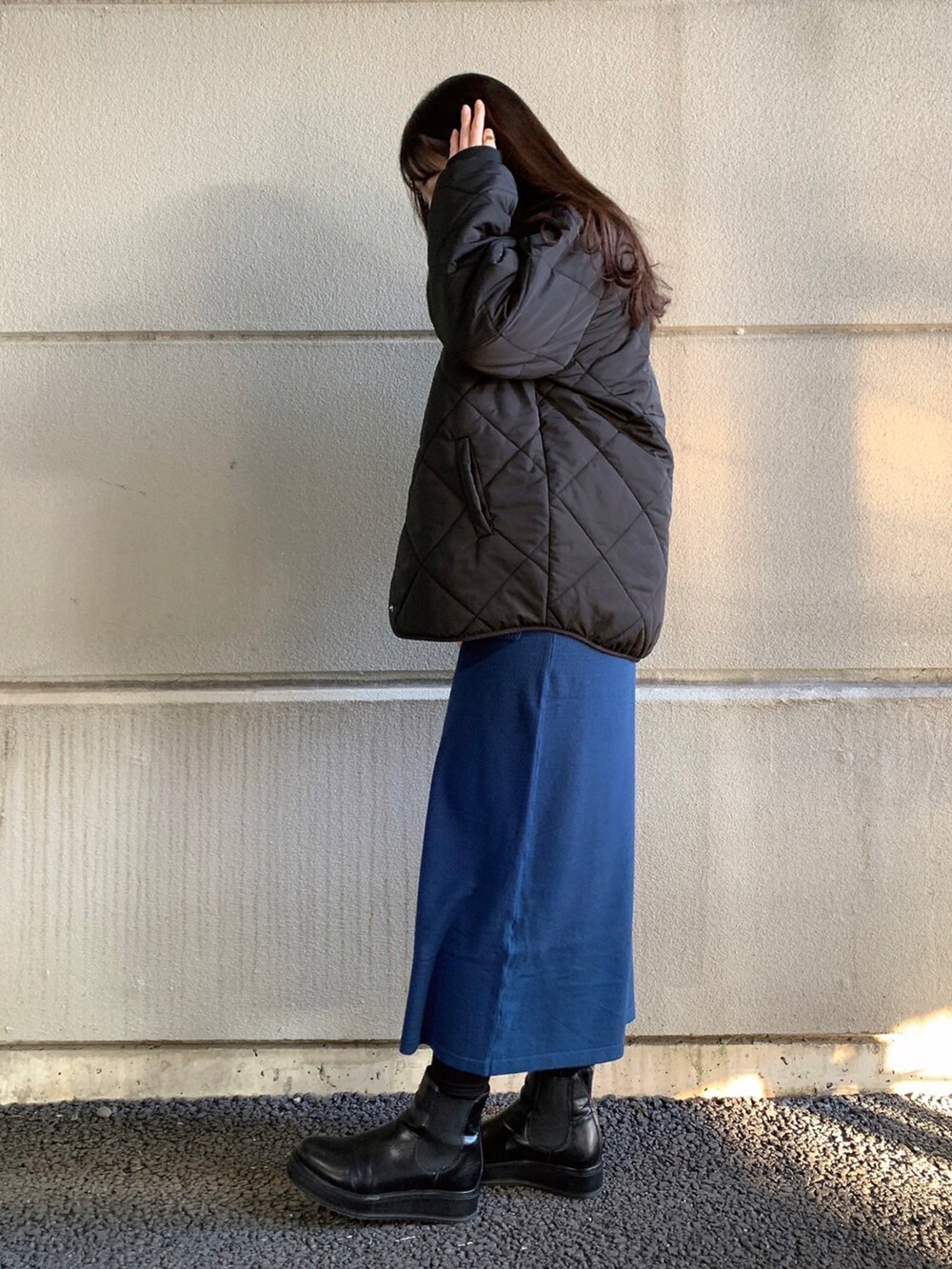 「ニット、ブーツ、キルティング、ニットワンピース、ニットベスト、WAREHOUSE、セットアイテム、items、ITEMS URBANRESEARCH、アイテムズアーバンリサーチ」｜「ITEMS URBANRESEARCHのベストセットニットワンピース（ワンピース、ブルー系）」を使った、manaさん（レディース・160cm）の冬コーディネートの2枚目の写真