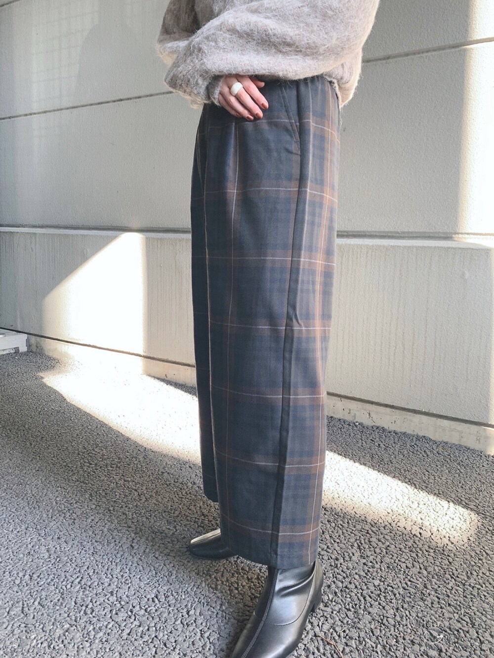 ベージュ系のニット/セーター、グレー系のその他パンツ、ブラック系のその他シューズを着用したレディースの冬コーディネートの3枚目の写真