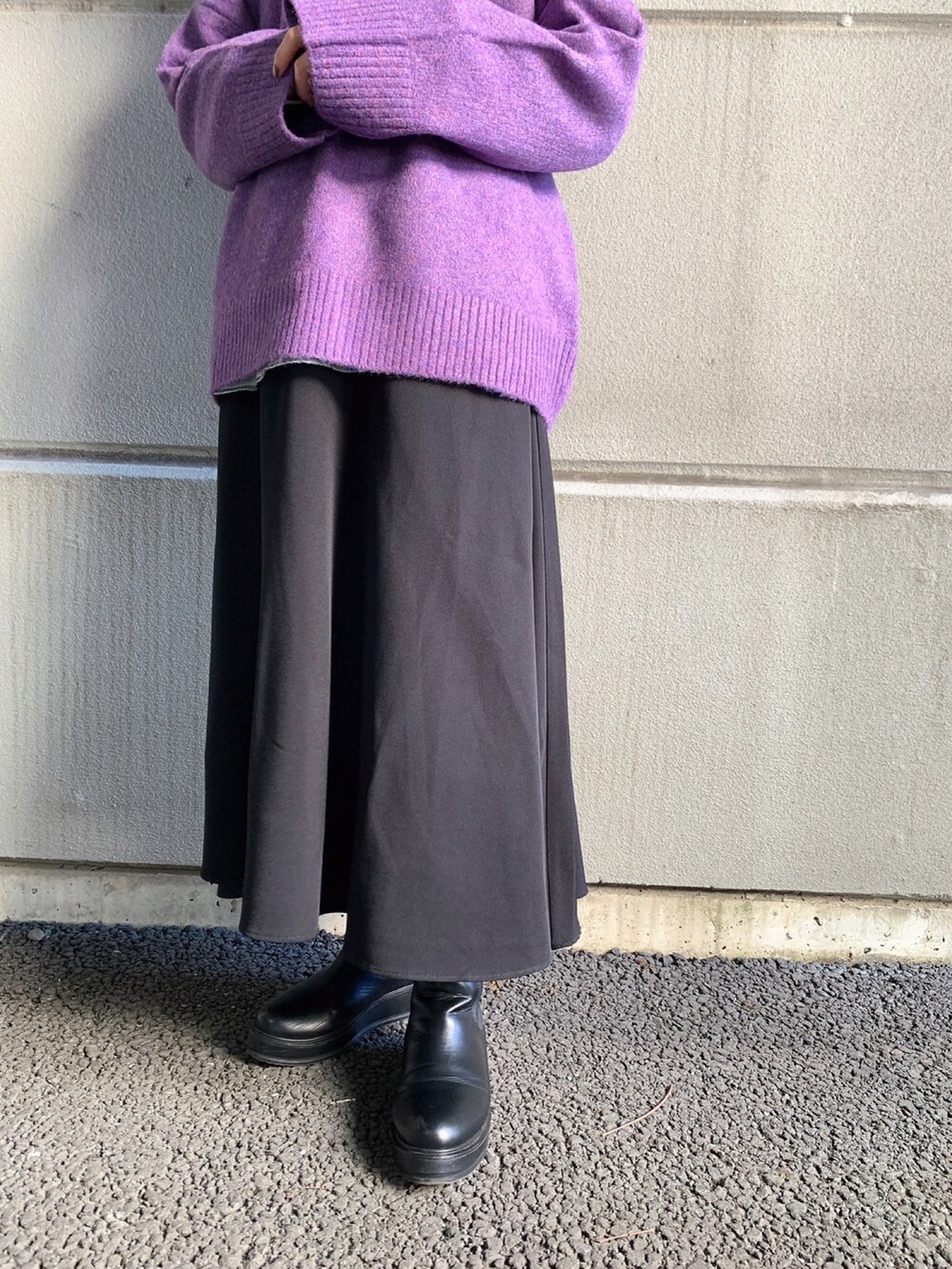パープル系のニット/セーター、ホワイト系のTシャツ/カットソー、ブラック系のスカートを着用したレディースの冬コーディネートの5枚目の写真