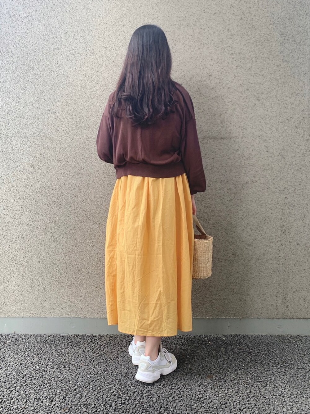 「WAREHOUSE、items、ITEMS URBANRESEARCH、アイテムズアーバンリサーチ、ワンピース、サマーニット、スニーカー、大人コーデ」｜「ITEMS URBANRESEARCHのギャザーワンピース（ワンピース、イエロー系）」を使った、manaさん（レディース・160cm）の夏コーディネートの2枚目の写真
