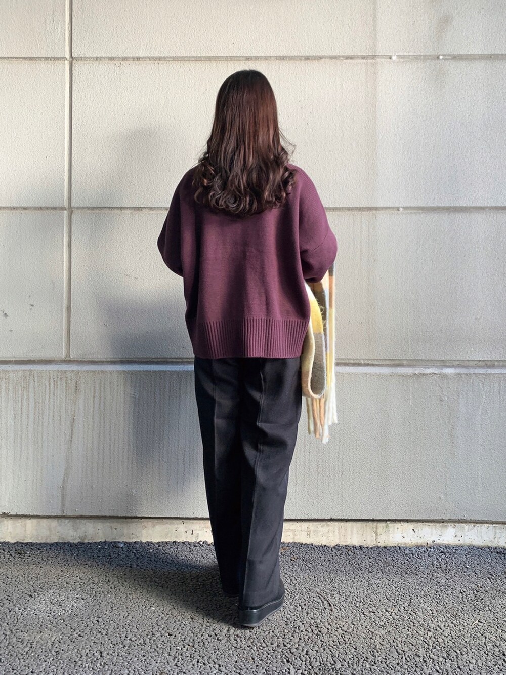 ブラック系のその他パンツ、パープル系のカーディガン/ボレロ、ホワイト系のTシャツ/カットソーを着用したレディースの冬コーディネートの3枚目の写真
