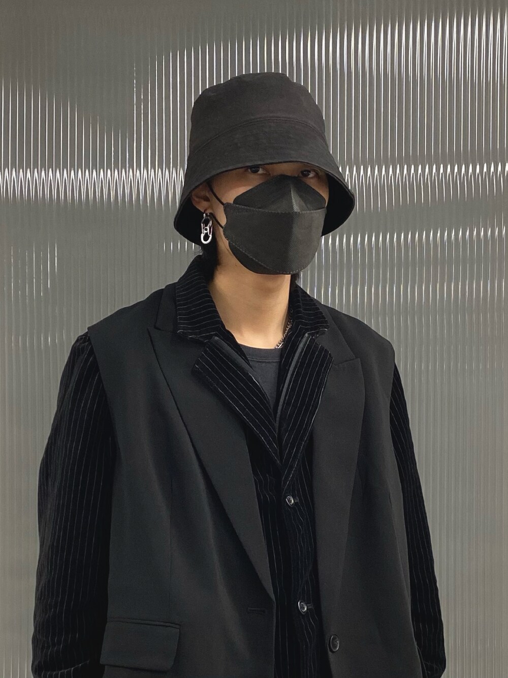 「ootd、outfit、街頭穿搭、UNIQLO、H&M、VANS、大人カジュアル、大人コーデ、大人ガーリー、休日スタイル、休日コーデ、休閒、古着、古着MIX、Taiwan」｜「H&Mのアイテム（ベスト、ブラック系）」を使った、ctboi さん（メンズ・175cm）の春コーディネートの2枚目の写真