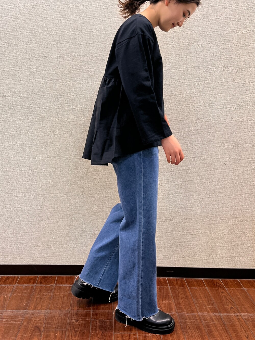 グリーン系のシャツ/ブラウス、グレー系のTシャツ/カットソー、ブルー系のデニムパンツを着用したレディースの春コーディネートの2枚目の写真