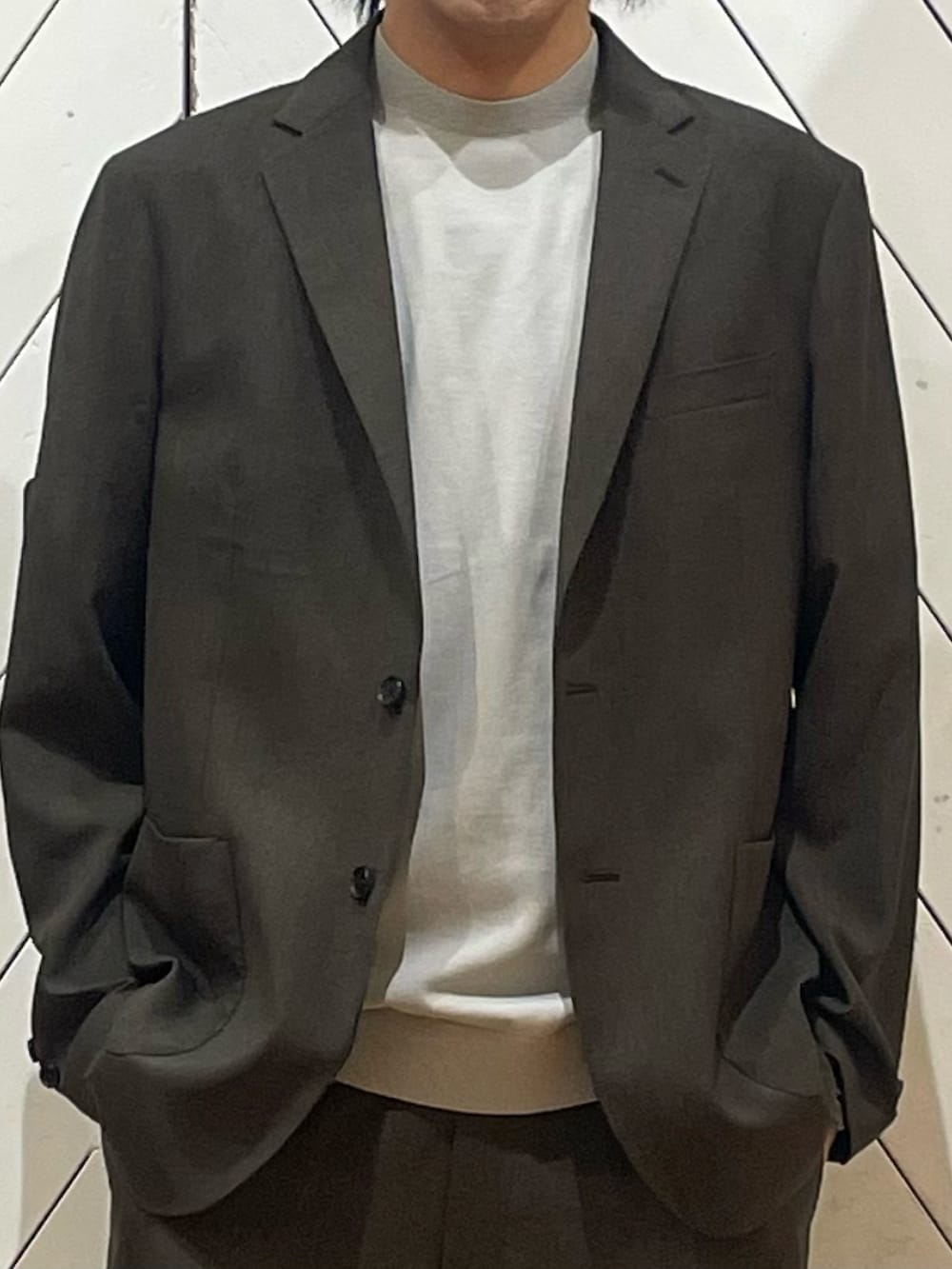 ブラウン系のその他アウター、ホワイト系のシャツ/ブラウス、ブラウン系のスーツパンツを着用したメンズの春コーディネートの4枚目の写真