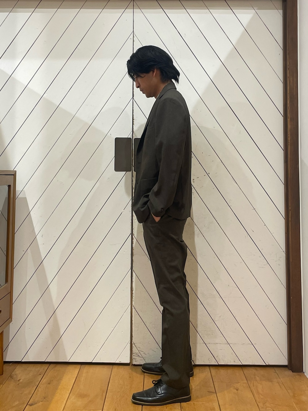 ブラウン系のその他アウター、ホワイト系のシャツ/ブラウス、ブラウン系のスーツパンツを着用したメンズの春コーディネートの2枚目の写真