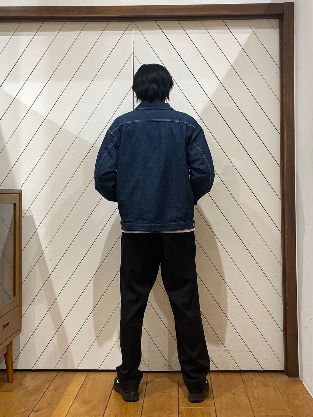 ブルー系のブルゾン、ブラック系のその他パンツを着用したメンズの春コーディネートの3枚目の写真